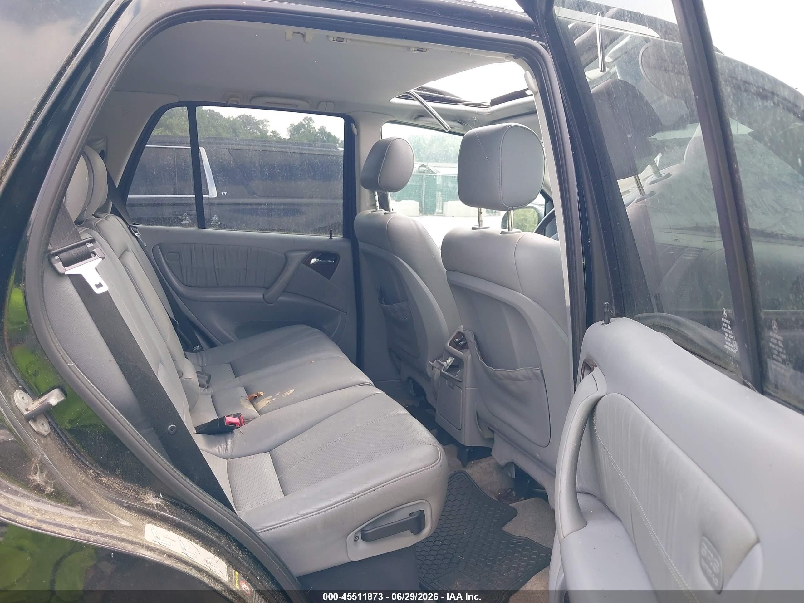 2000 Mercedes-benz Ml 430   Black vin: 4JGAB72E8YA193497
