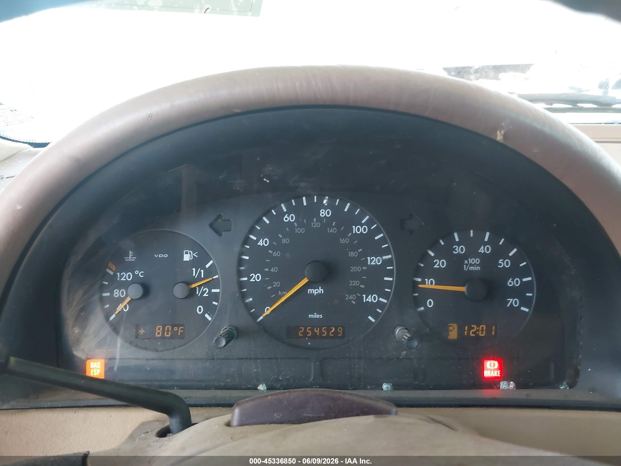 2002 Mercedes-benz Ml 500   White vin: 4JGAB75EX2A302271
