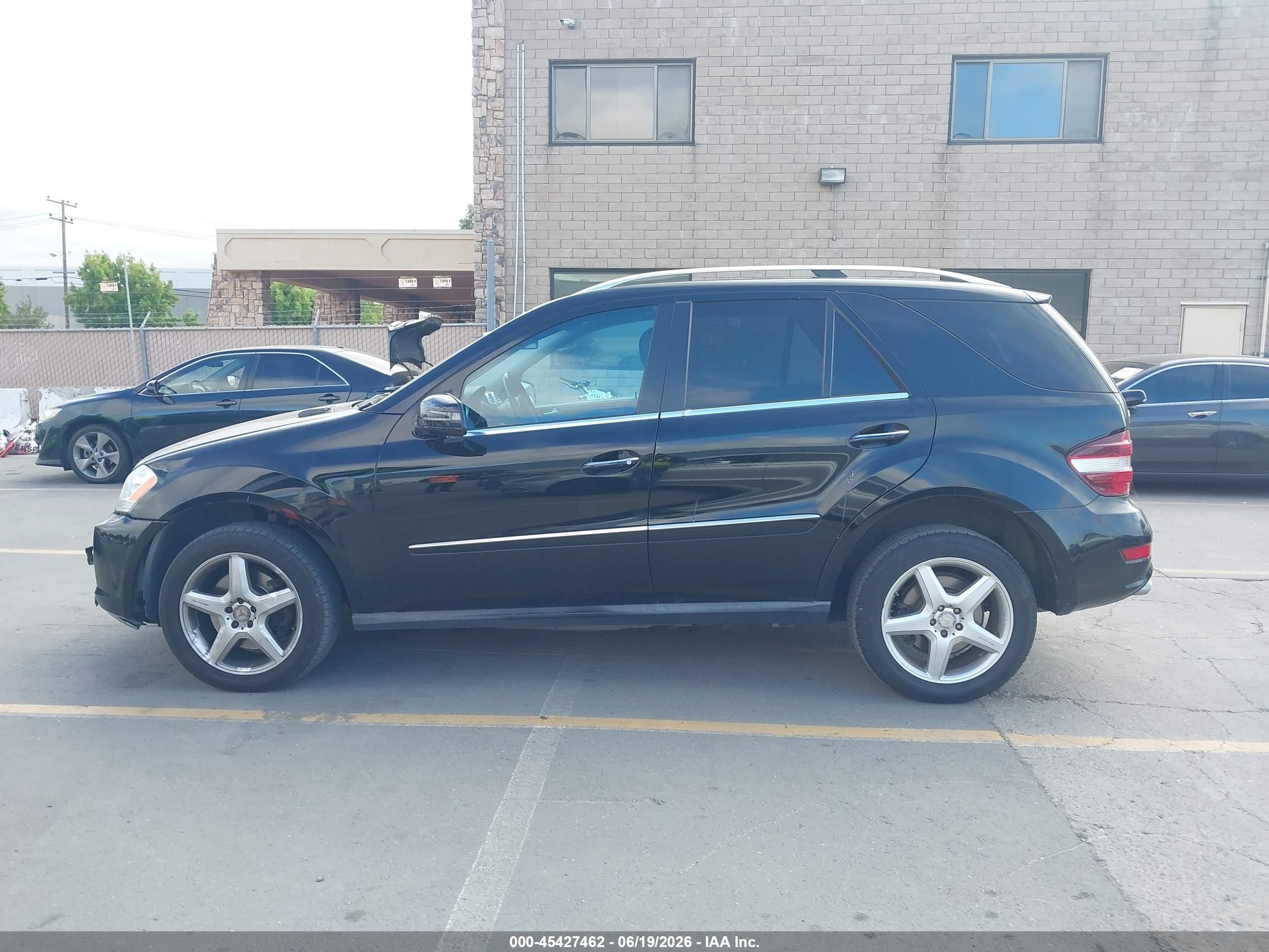 2011 Mercedes-benz Ml 550 4matic Черный vin: 4JGBB7CB2BA745852