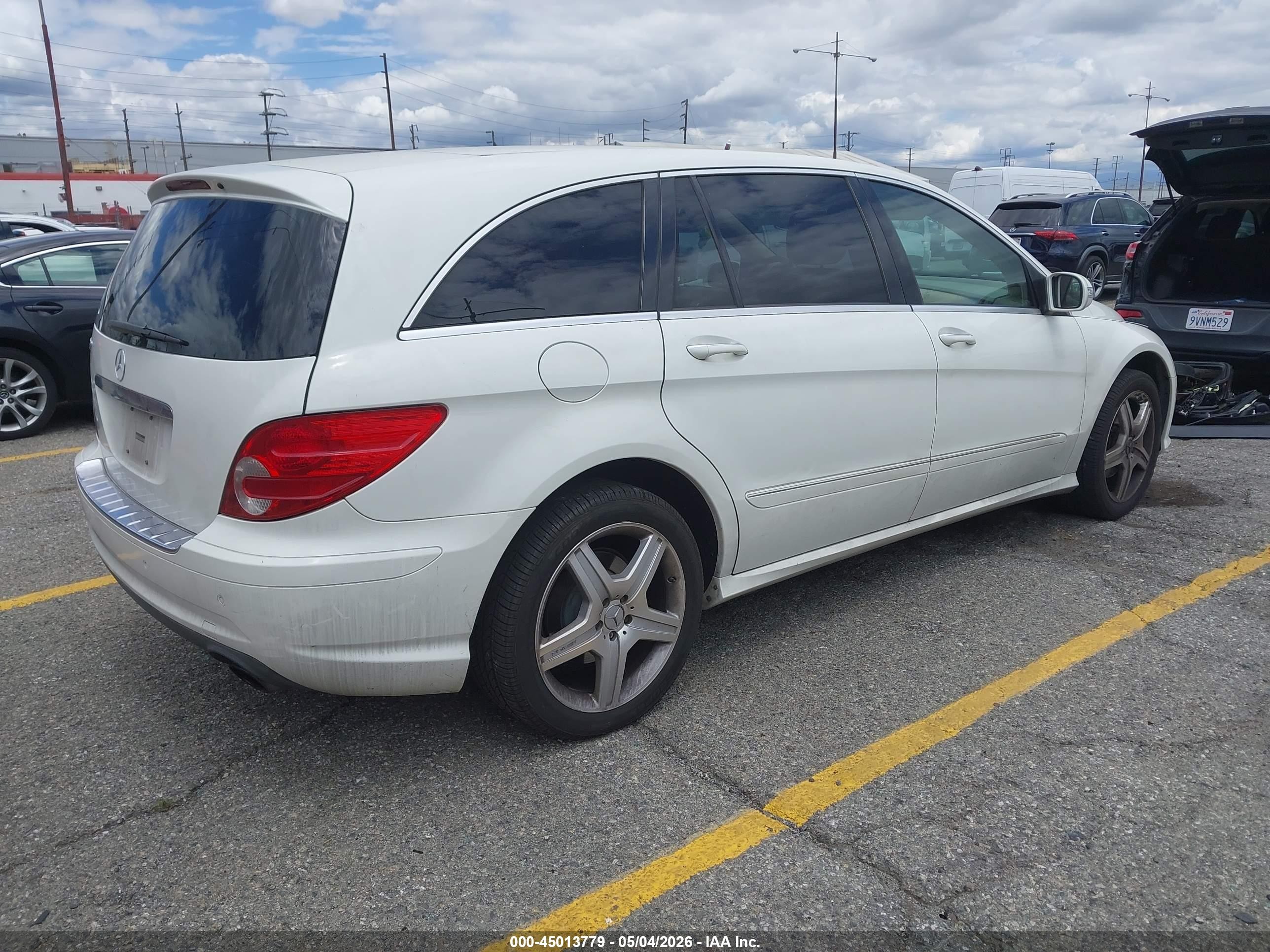 2008 Mercedes-benz R 350   White vin: 4JGCB56E08A078416