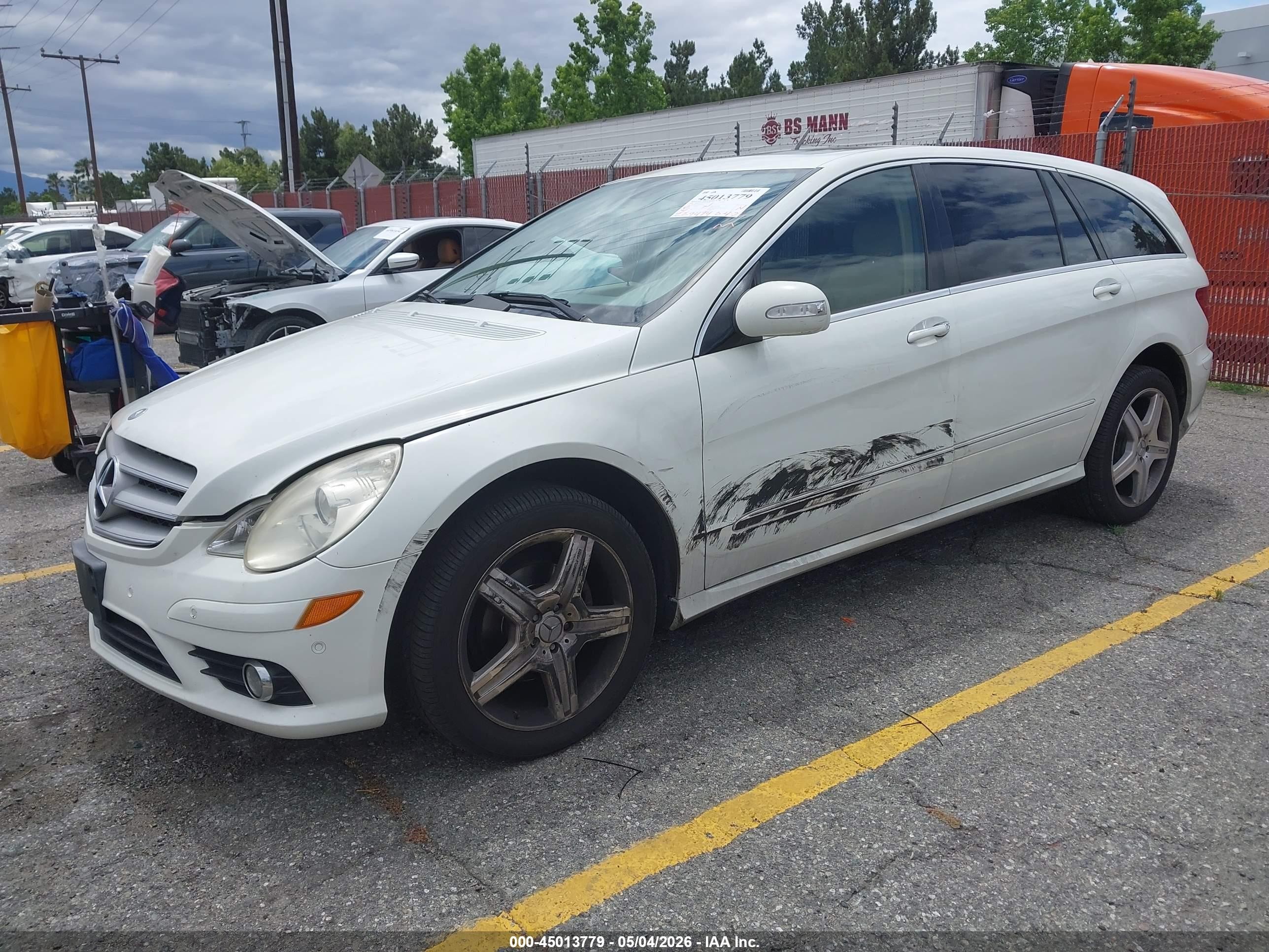 2008 Mercedes-benz R 350   White vin: 4JGCB56E08A078416