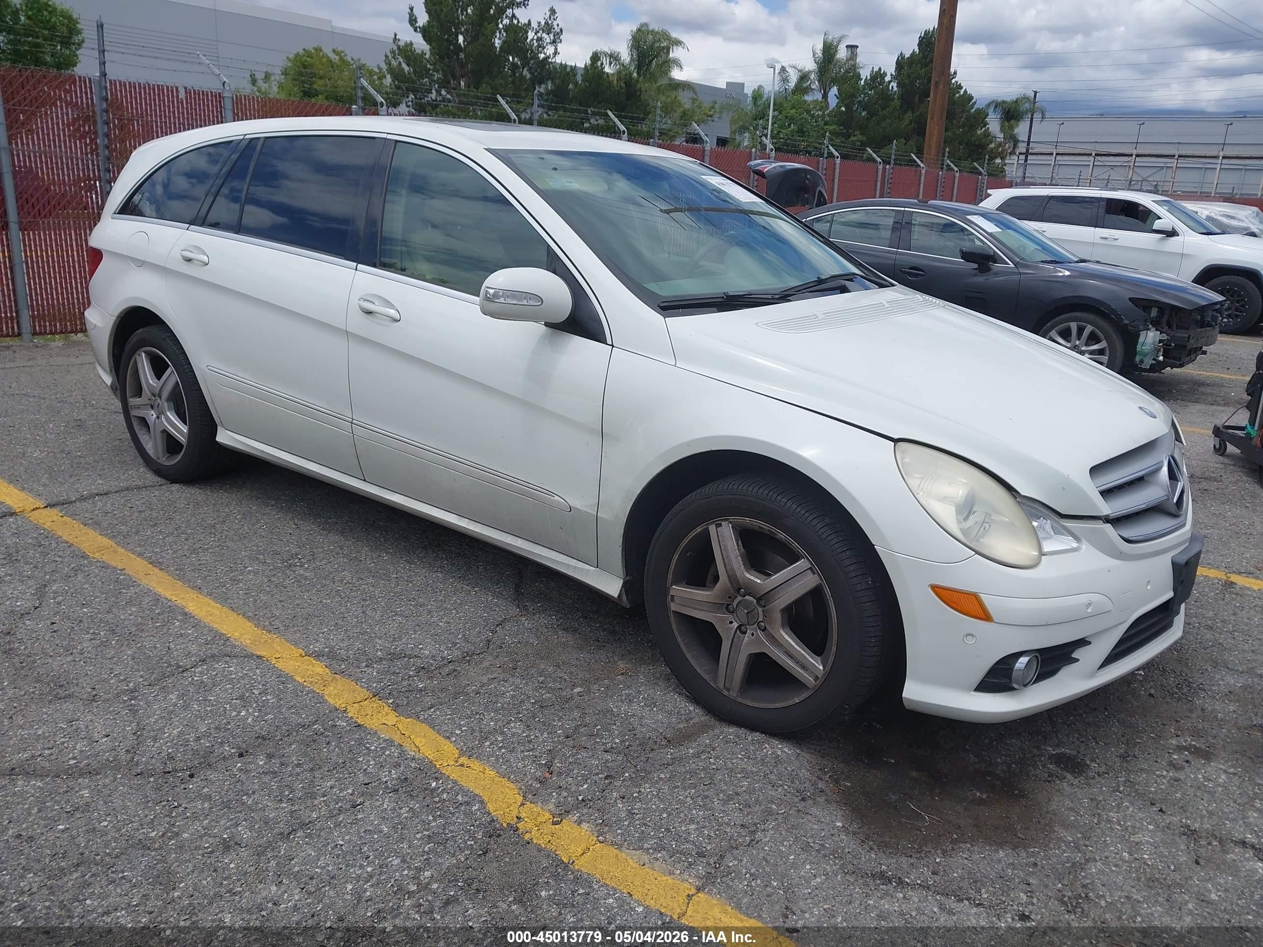 2008 Mercedes-benz R 350   White vin: 4JGCB56E08A078416