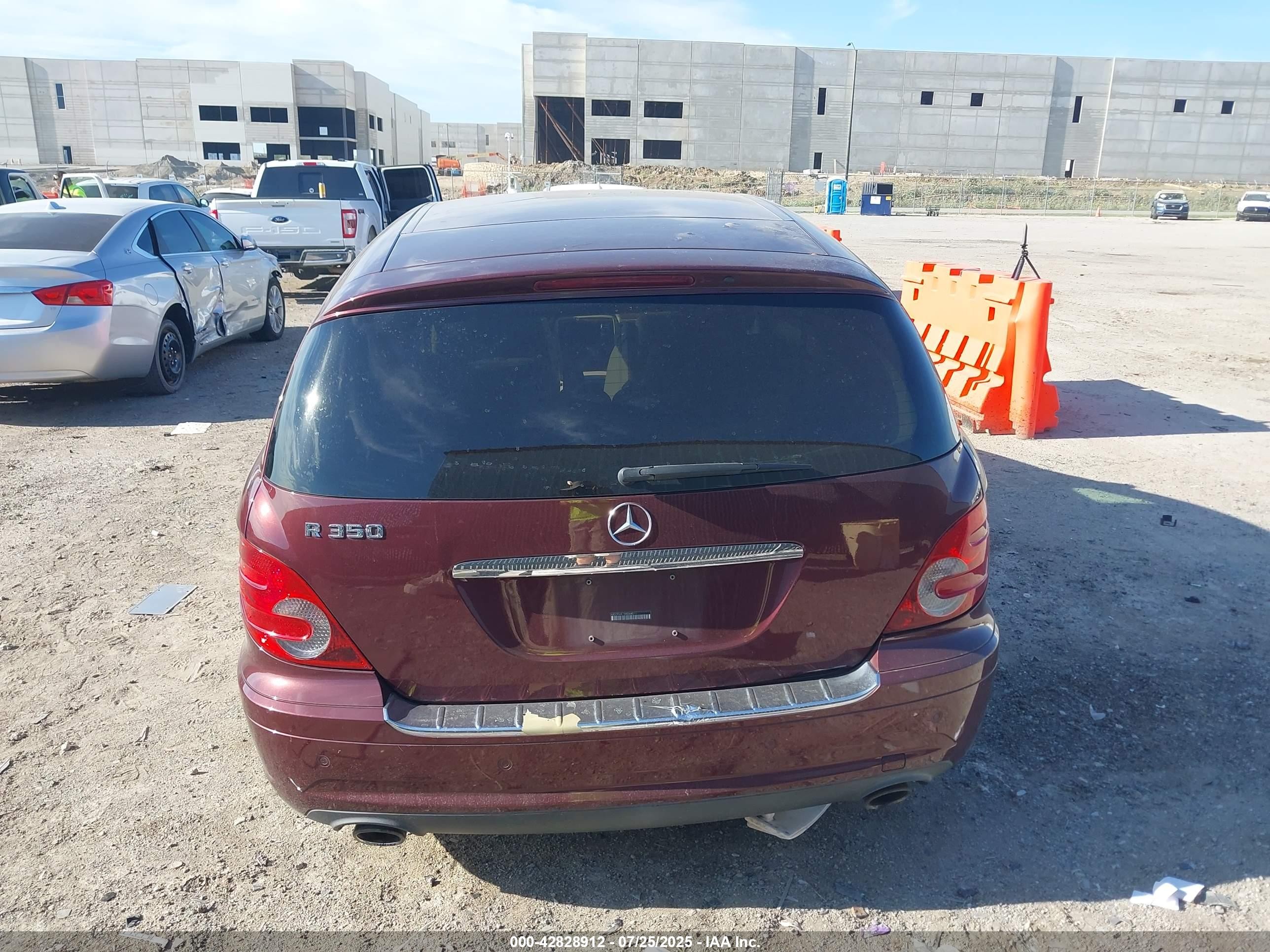 2008 Mercedes-benz R 350   Burgundy vin: 4JGCB56E18A068011