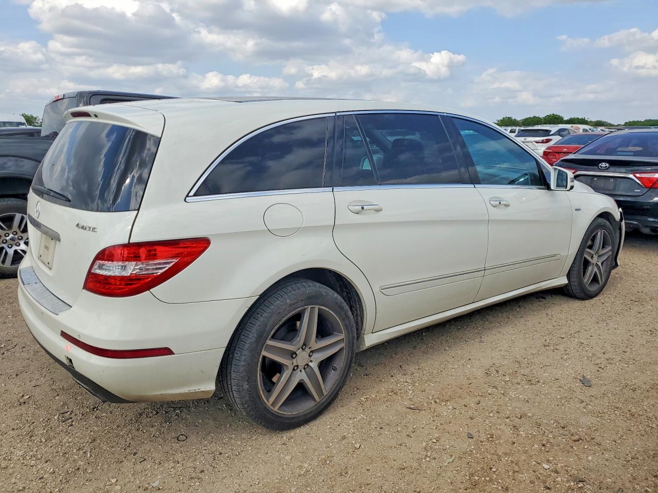 2012 Mercedes-benz R 350 4matic White vin: 4JGCB5HE5CA141788