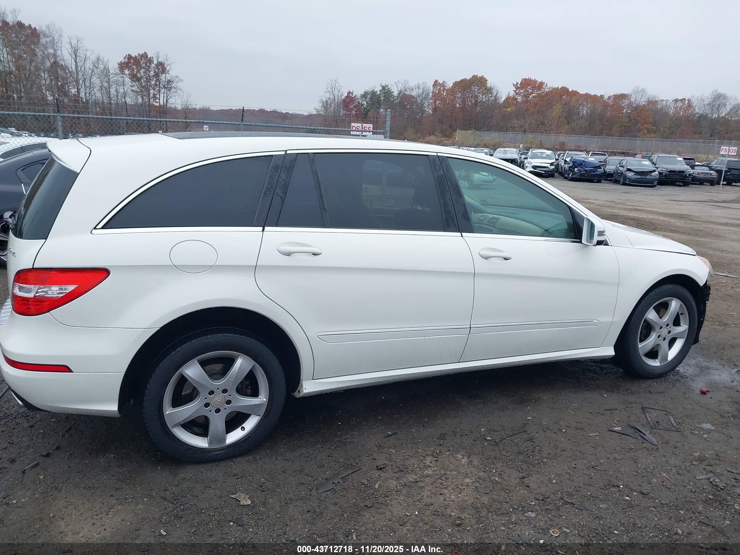 2012 Mercedes-benz R 350 4matic White vin: 4JGCB5HE9CA142376