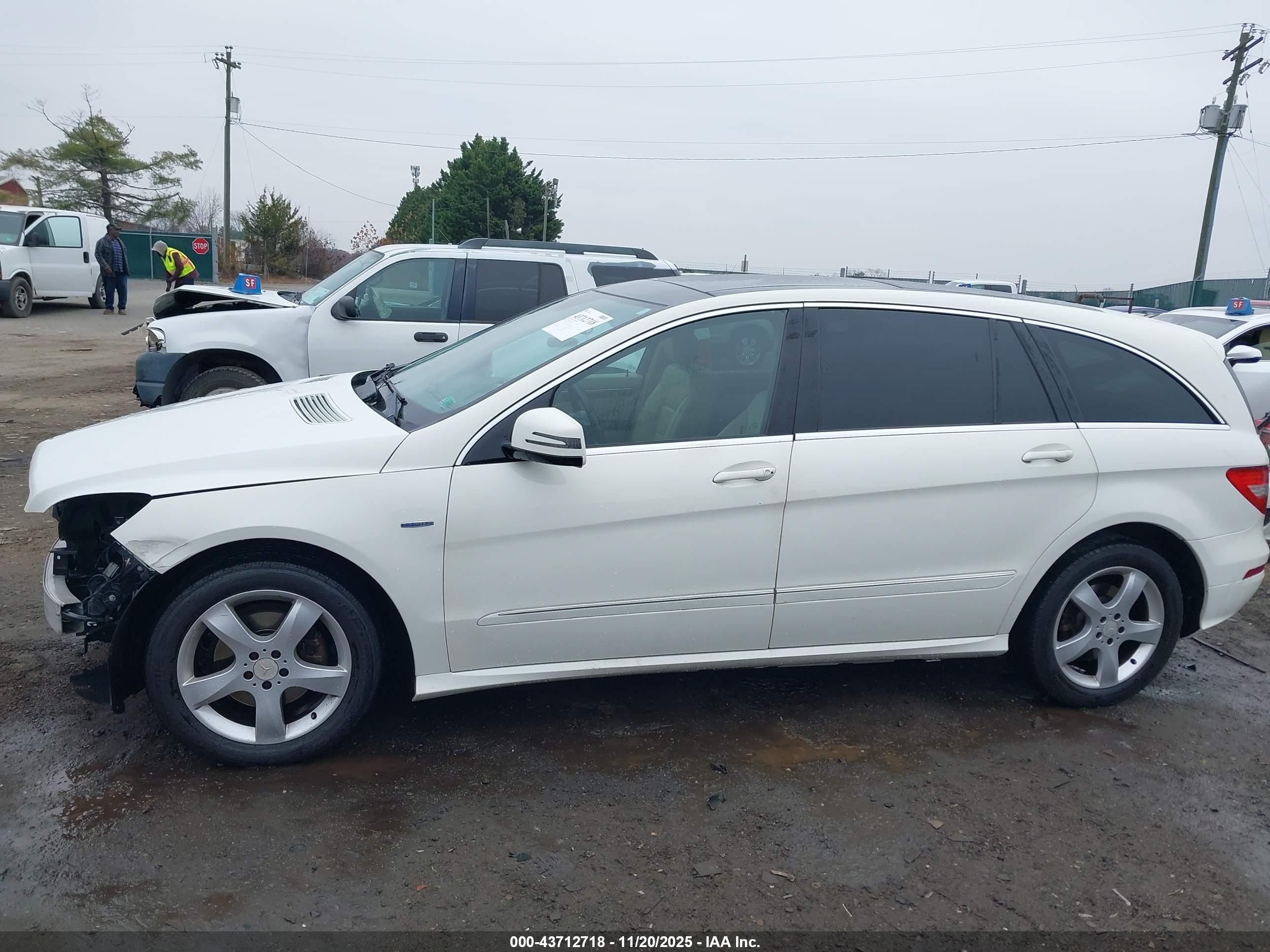 2012 Mercedes-benz R 350 4matic White vin: 4JGCB5HE9CA142376