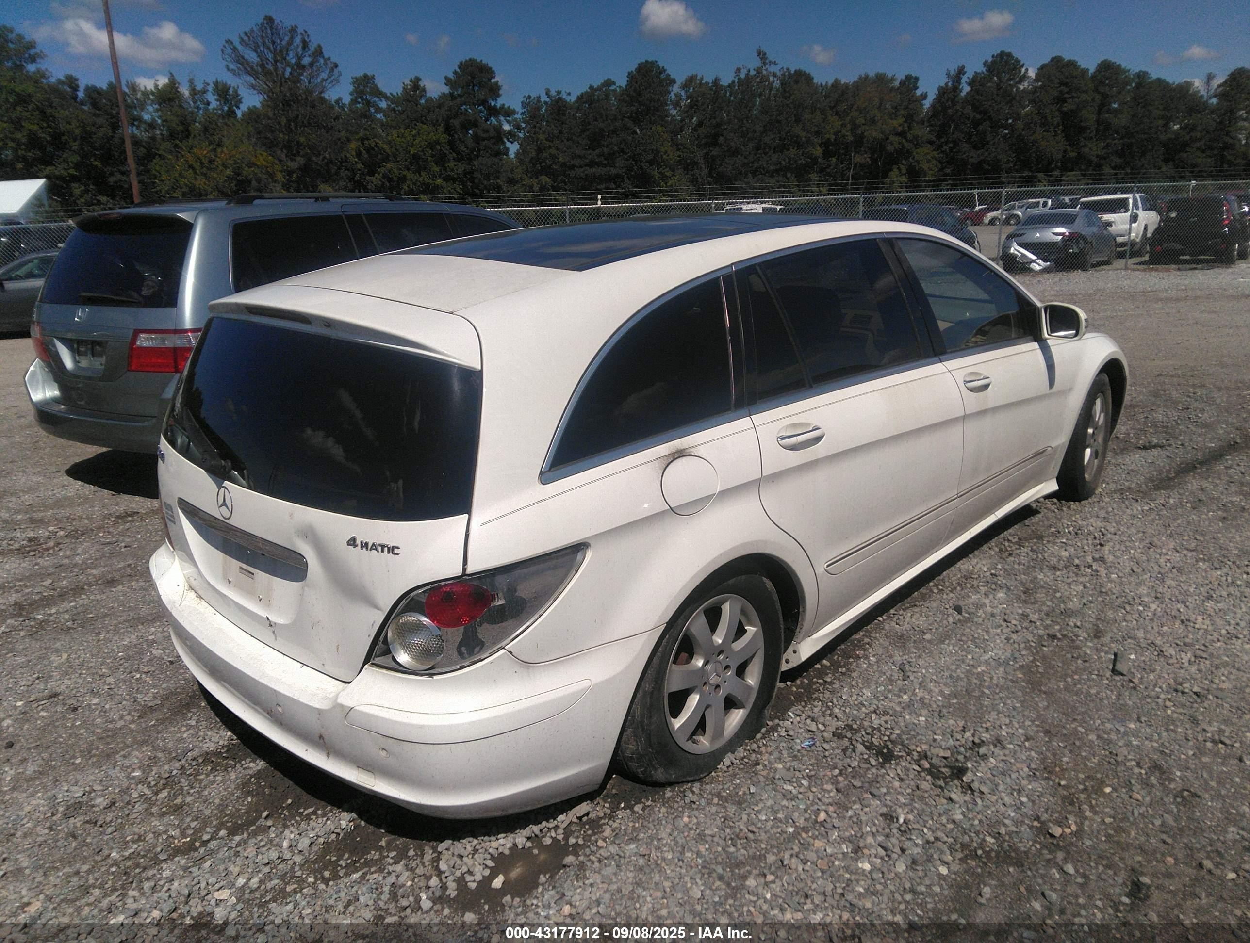2007 Mercedes-benz R 350 4matic White vin: 4JGCB65E17A051456
