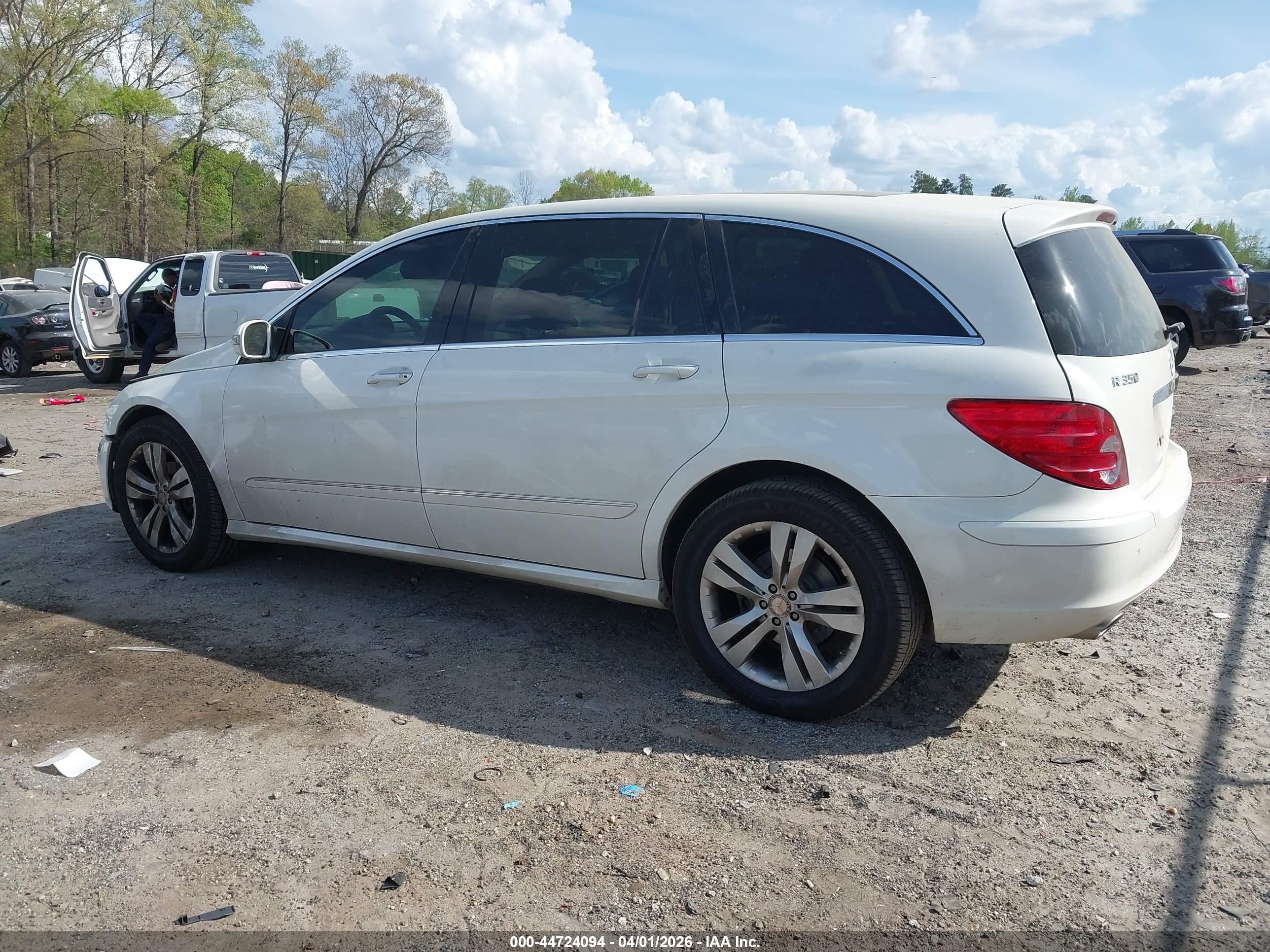 2007 Mercedes-benz R 350 4matic White vin: 4JGCB65E17A056107