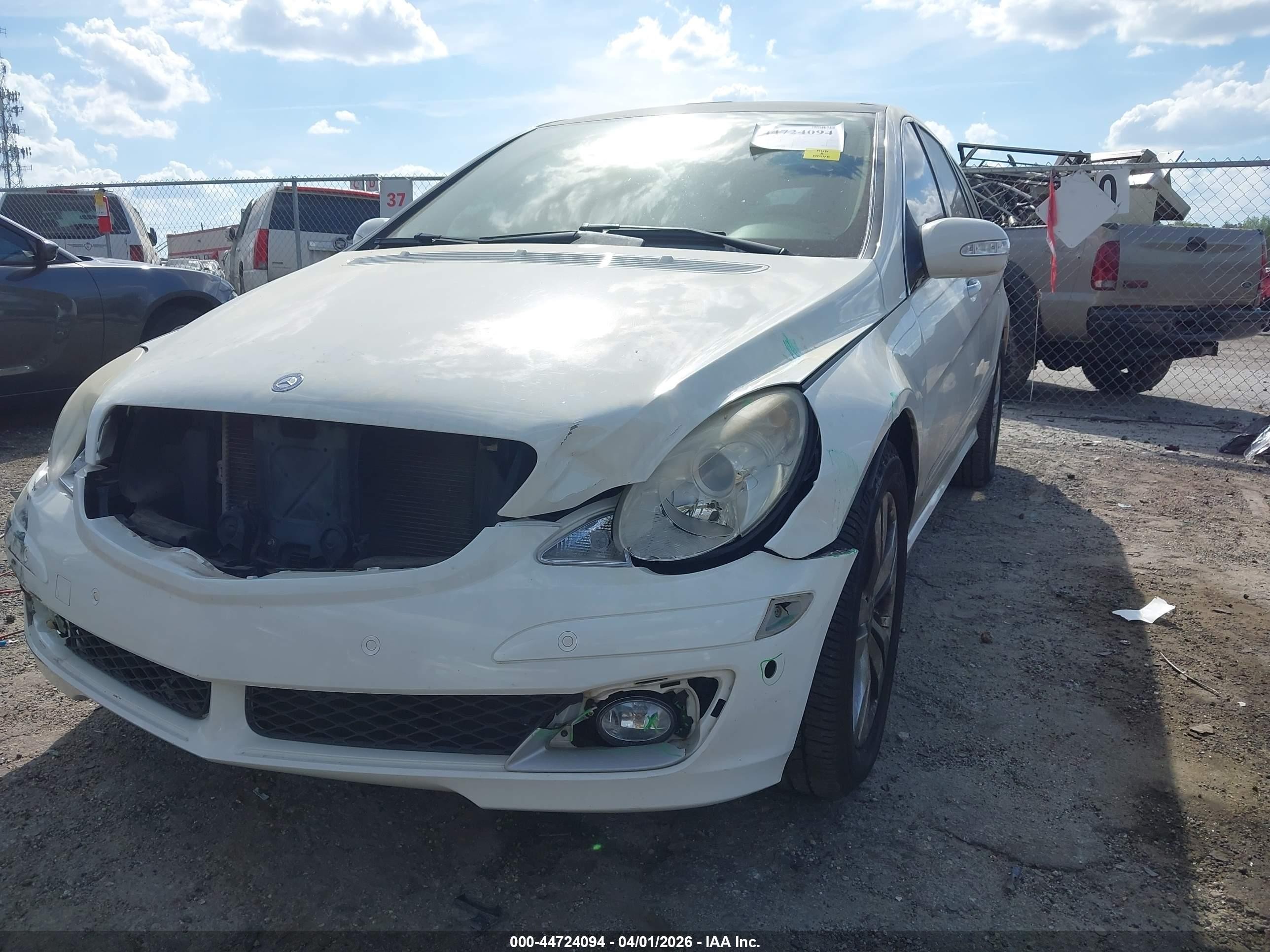 2007 Mercedes-benz R 350 4matic White vin: 4JGCB65E17A056107