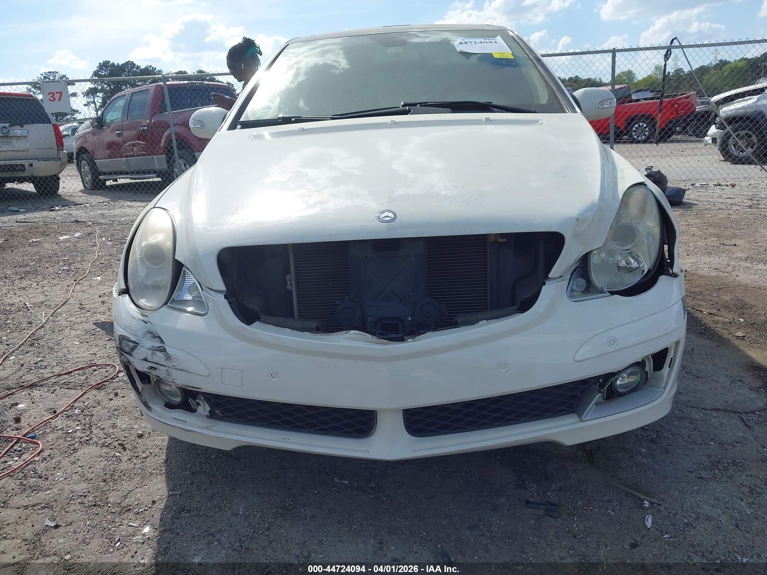 2007 Mercedes-benz R 350 4matic White vin: 4JGCB65E17A056107