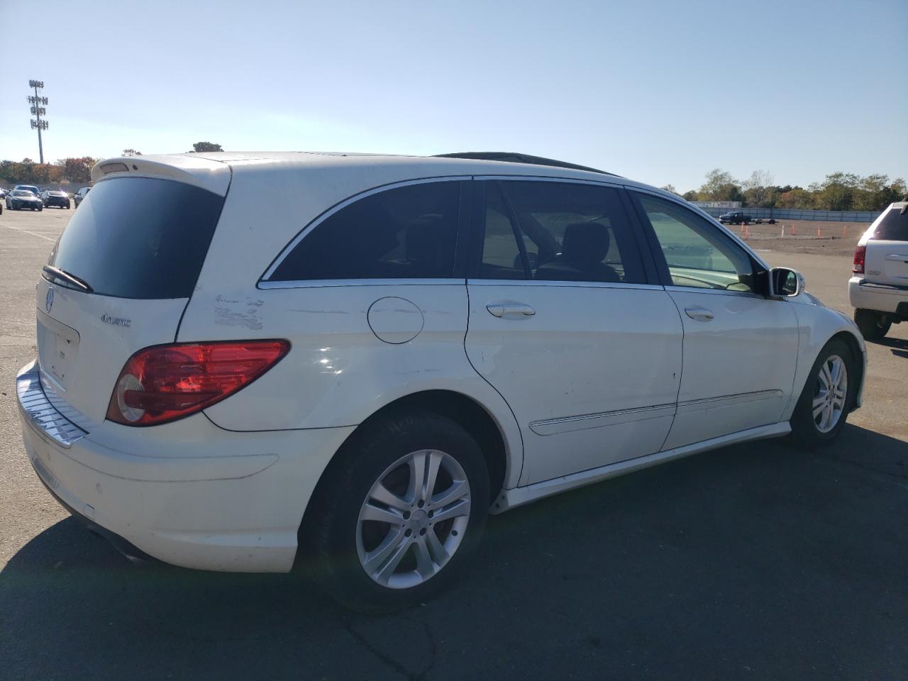 2009 Mercedes-benz R 350 4matic White vin: 4JGCB65E49A095275