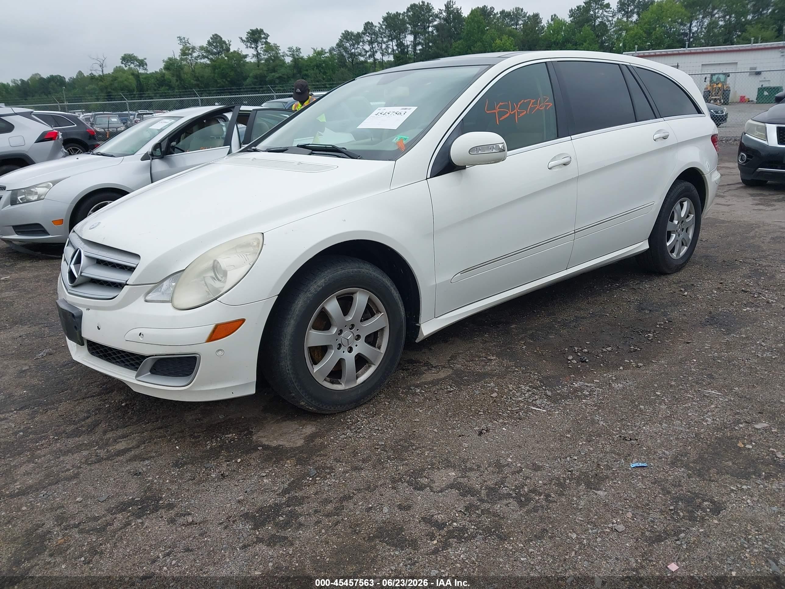 2007 Mercedes-benz R 350 4matic White vin: 4JGCB65E67A052876