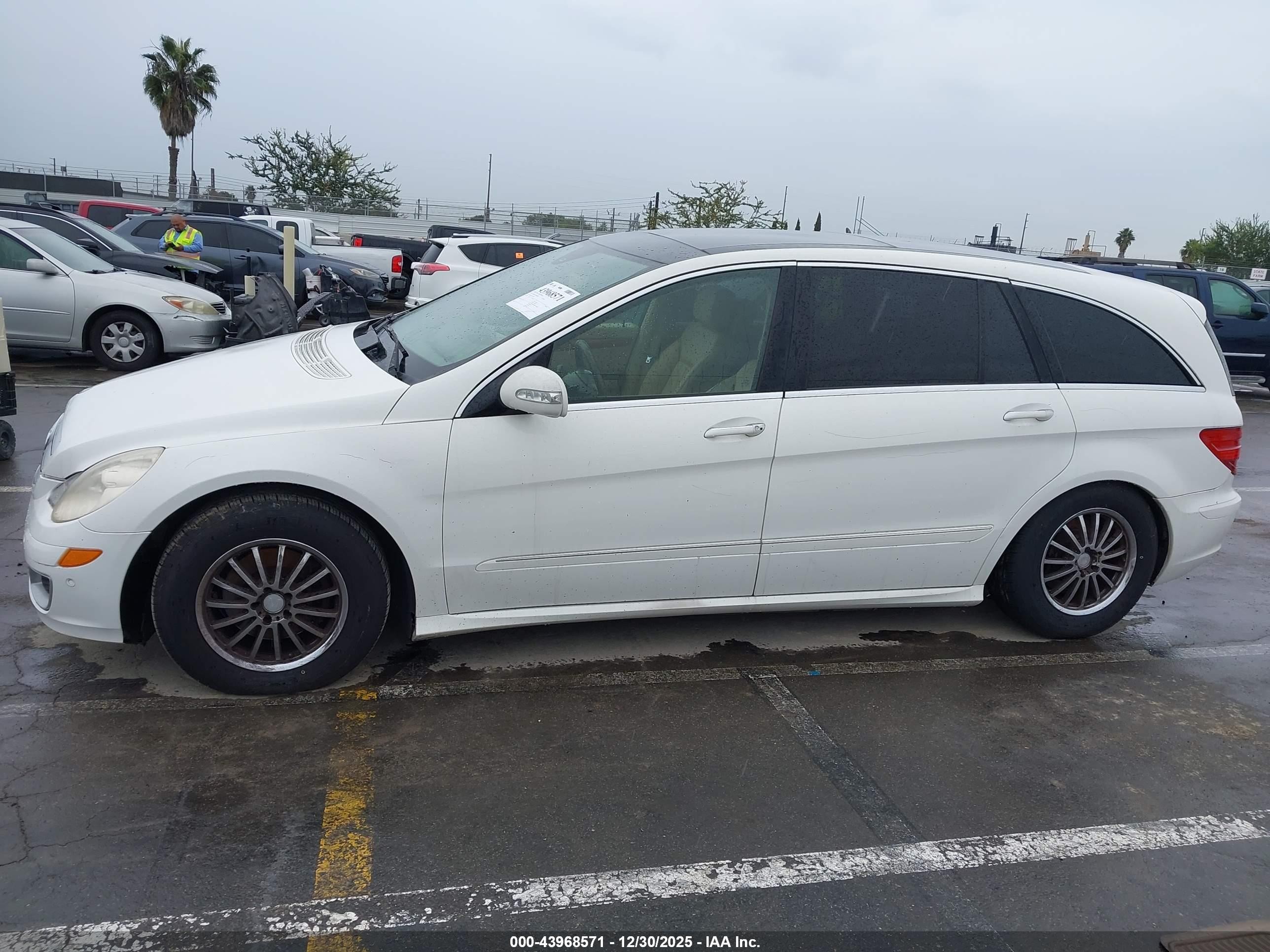 2007 Mercedes-benz R 350 4matic White vin: 4JGCB65E87A054600