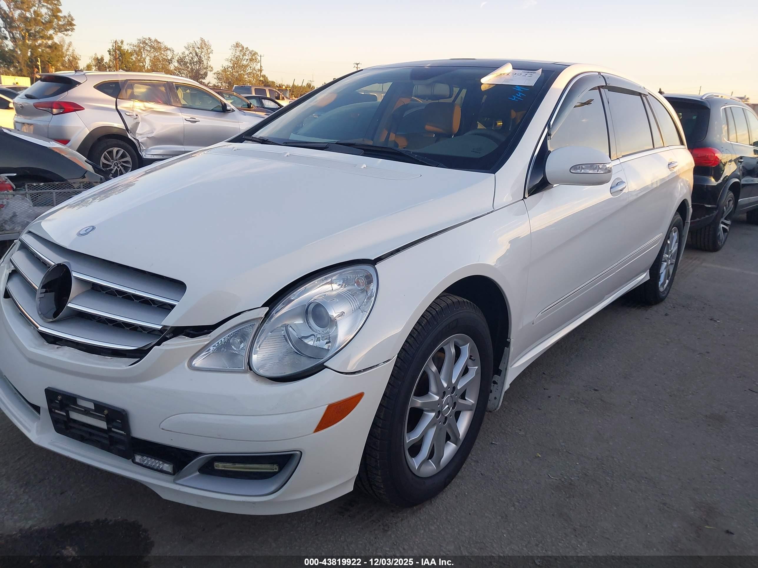 2007 Mercedes-benz R 350 4matic White vin: 4JGCB65E97A055044