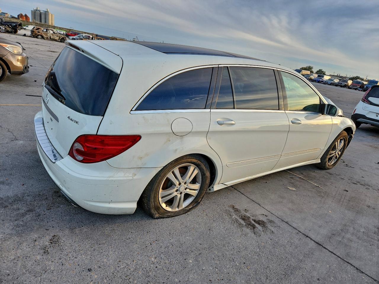 2008 Mercedes-benz R 350 White vin: 4JGCB65E98A082181