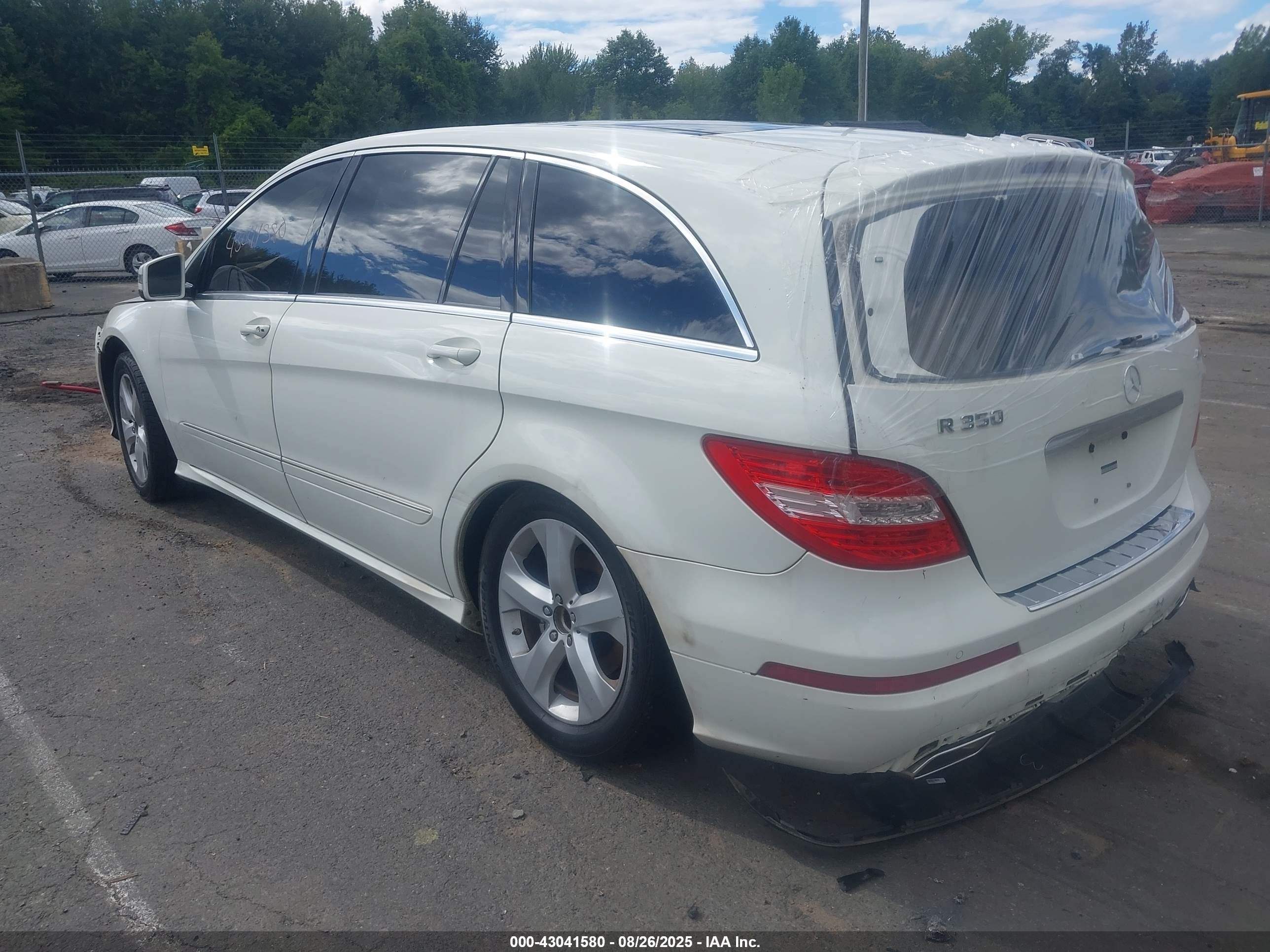 2011 Mercedes-benz R 350 4matic White vin: 4JGCB6FE1BA118094