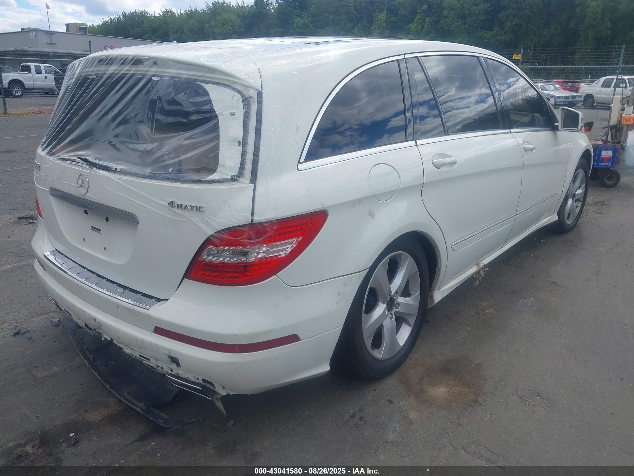 2011 Mercedes-benz R 350 4matic White vin: 4JGCB6FE1BA118094