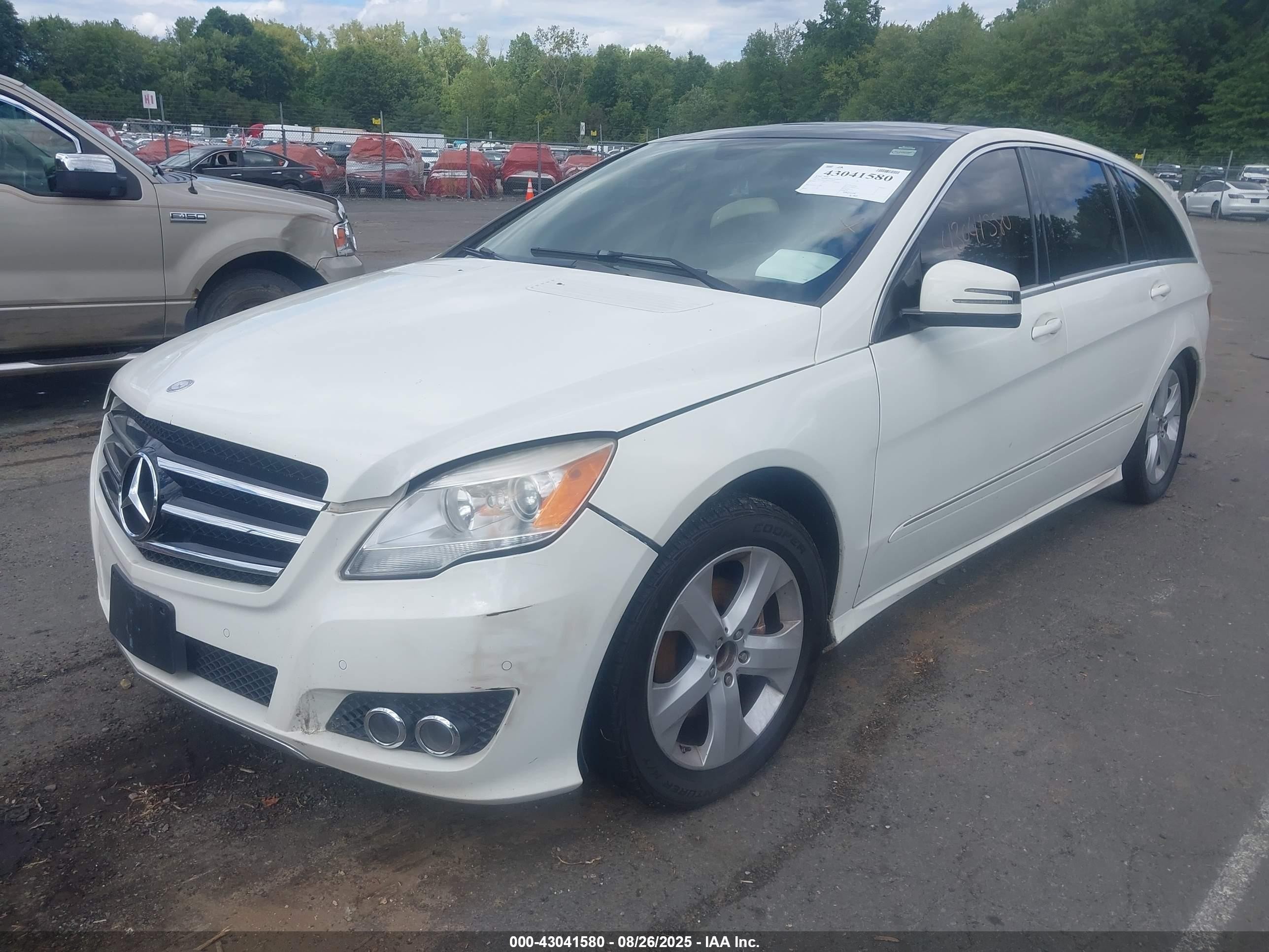 2011 Mercedes-benz R 350 4matic White vin: 4JGCB6FE1BA118094