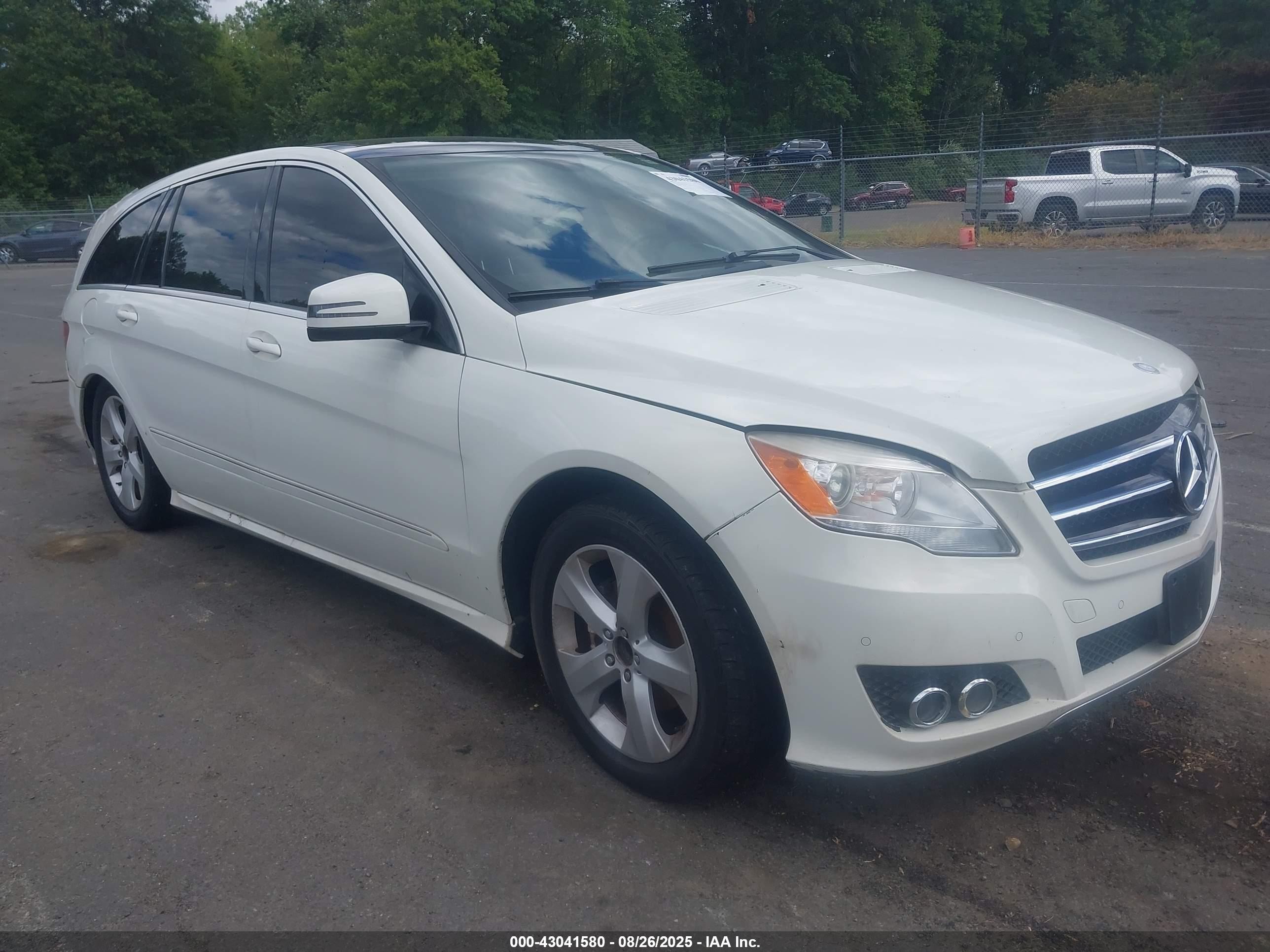 2011 Mercedes-benz R 350 4matic White vin: 4JGCB6FE1BA118094
