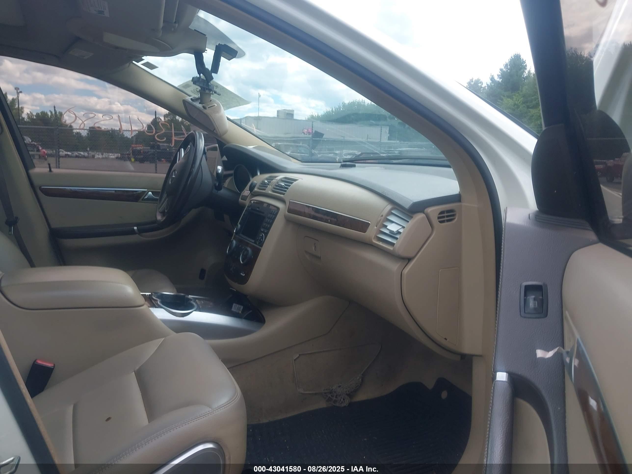2011 Mercedes-benz R 350 4matic White vin: 4JGCB6FE1BA118094