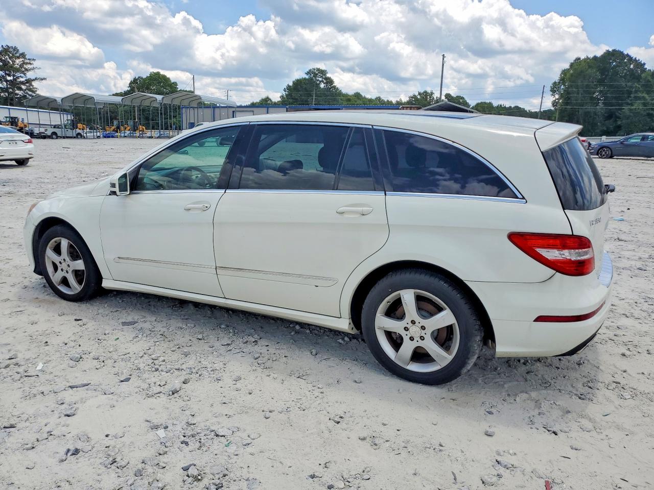 2011 Mercedes-benz R 350 4matic White vin: 4JGCB6FE7BA130881