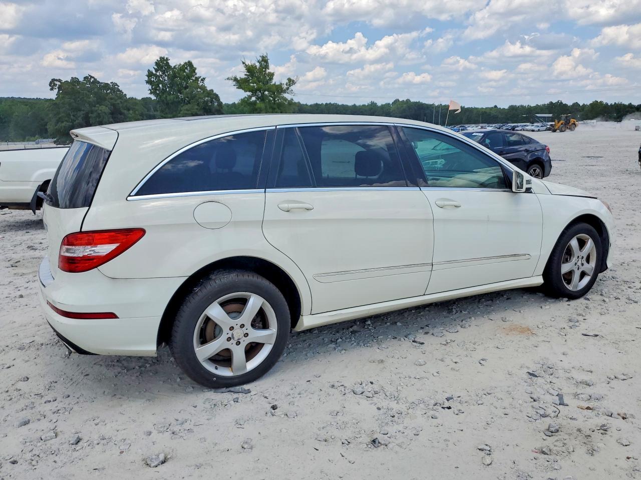 2011 Mercedes-benz R 350 4matic White vin: 4JGCB6FE7BA130881