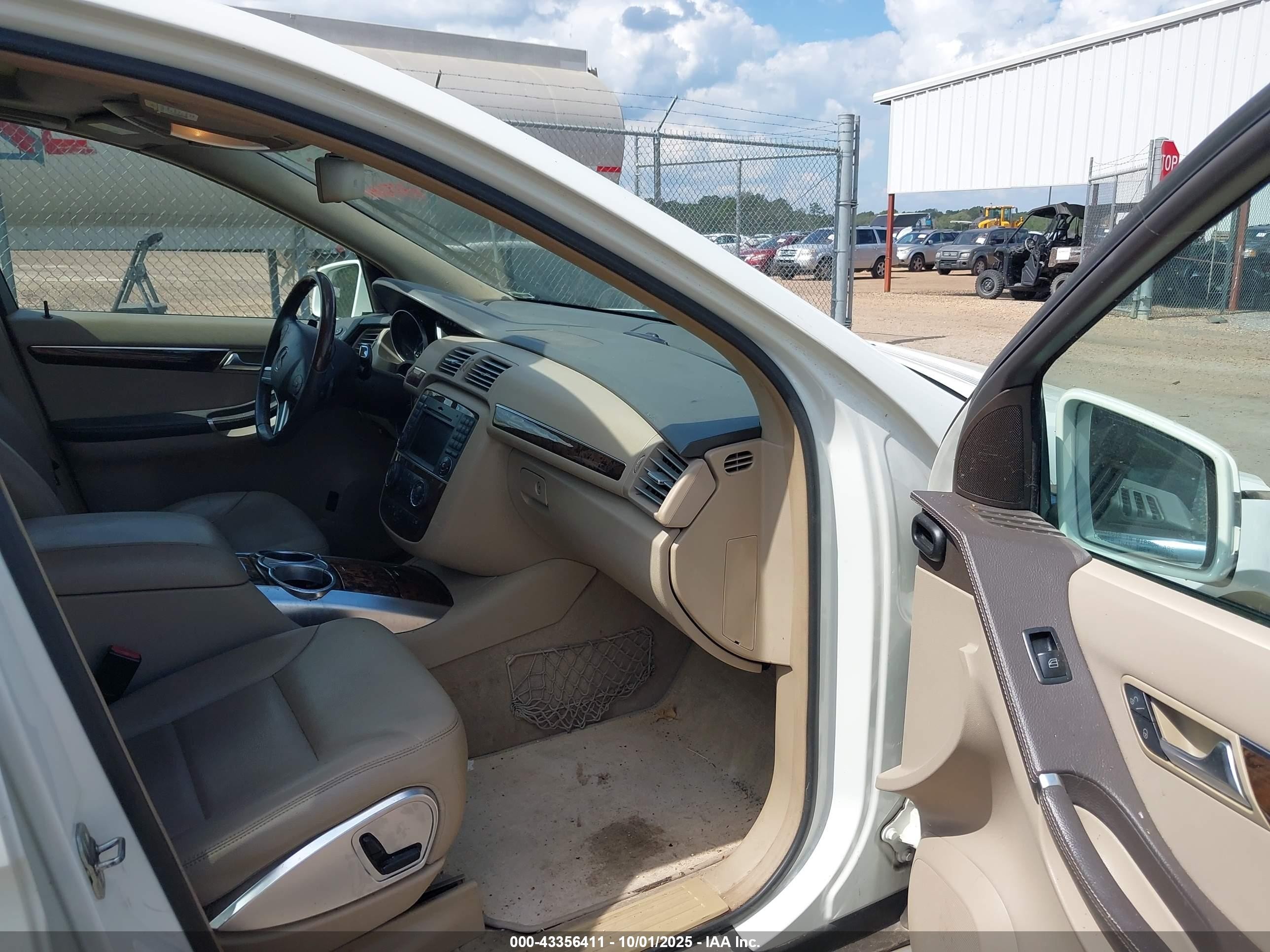 2011 Mercedes-benz R 350 4matic White vin: 4JGCB6FE8BA126614