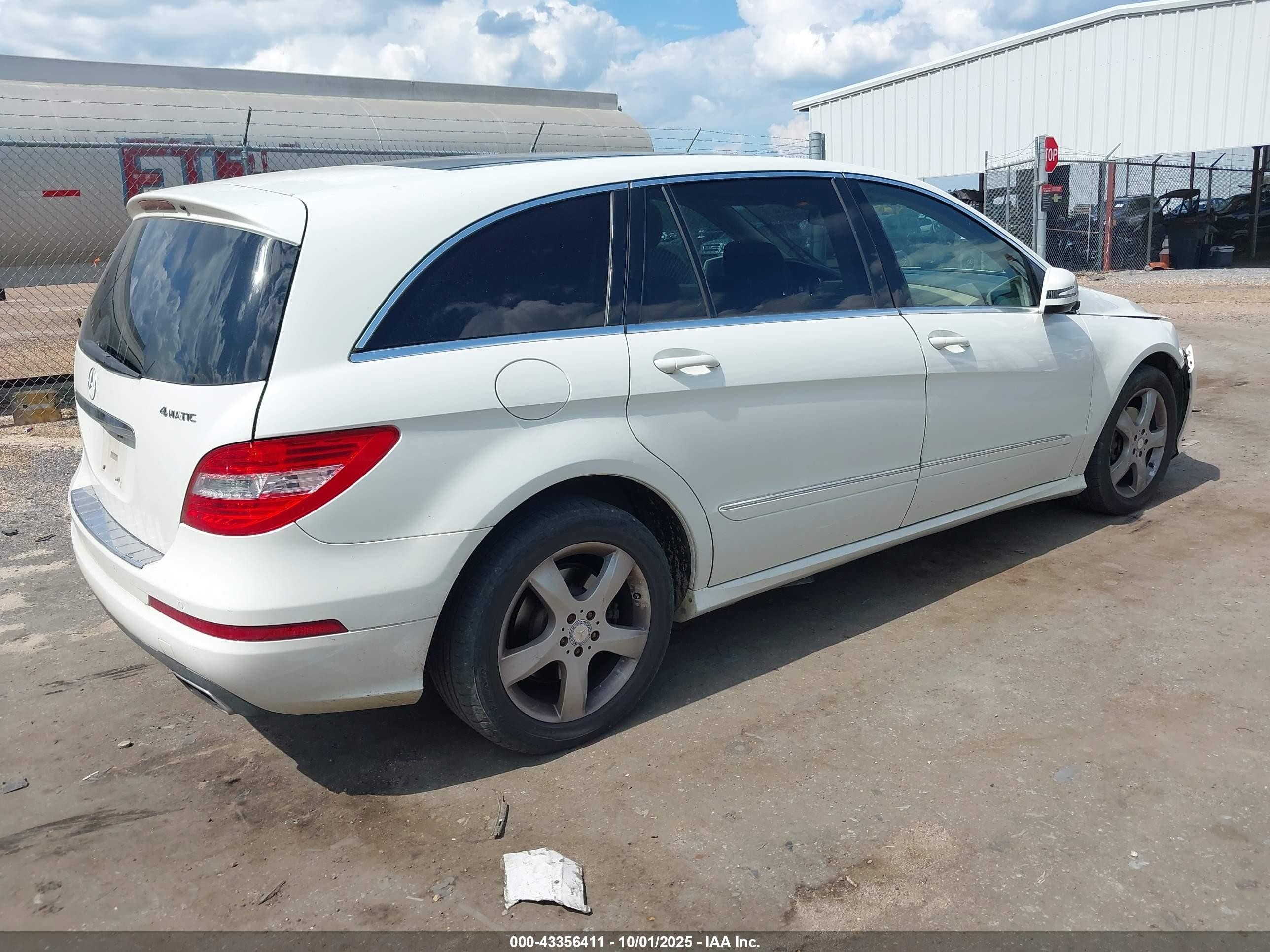 2011 Mercedes-benz R 350 4matic White vin: 4JGCB6FE8BA126614