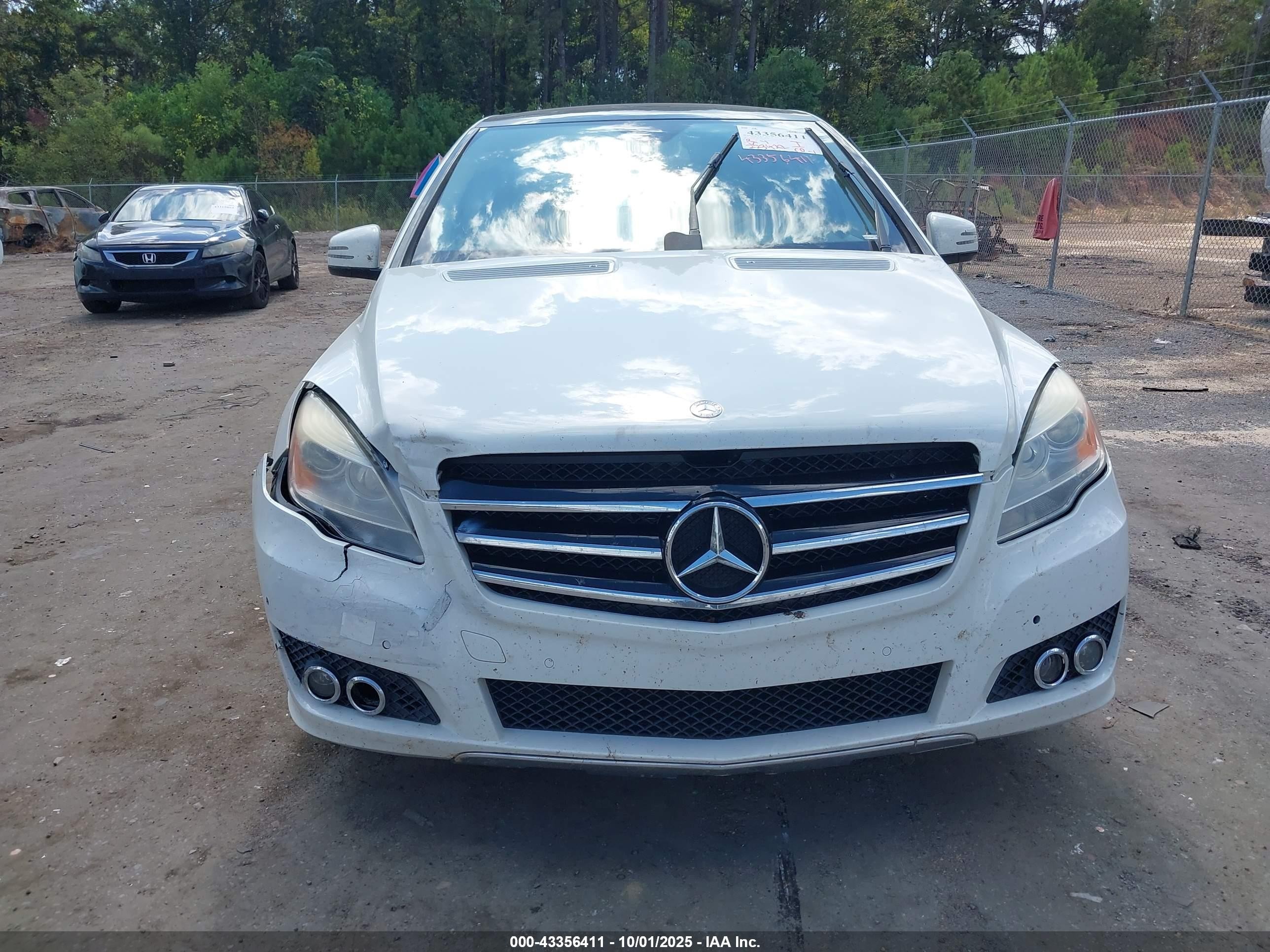 2011 Mercedes-benz R 350 4matic White vin: 4JGCB6FE8BA126614