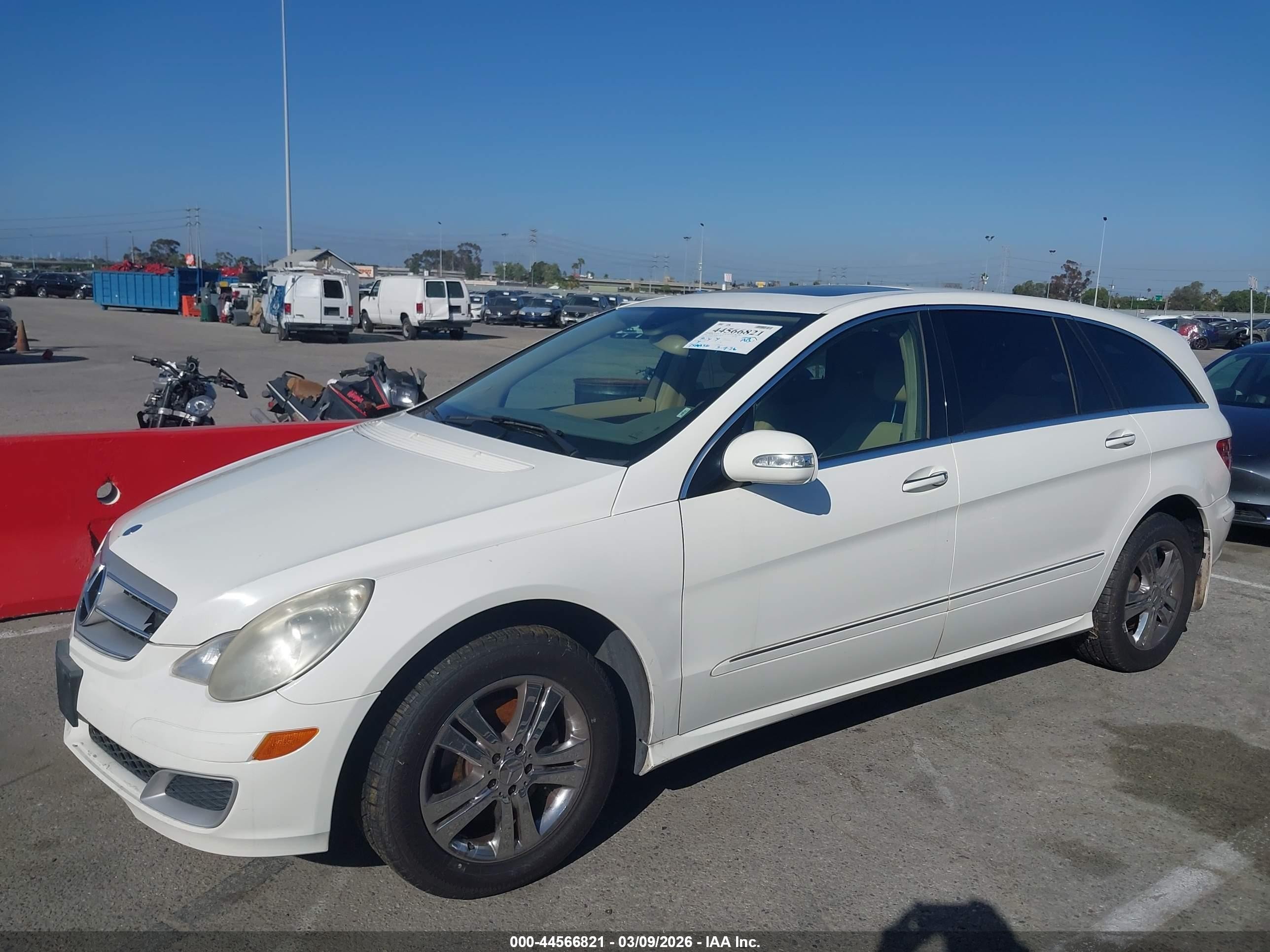 2006 Mercedes-benz R 500 4matic Белый vin: 4JGCB75E06A015911