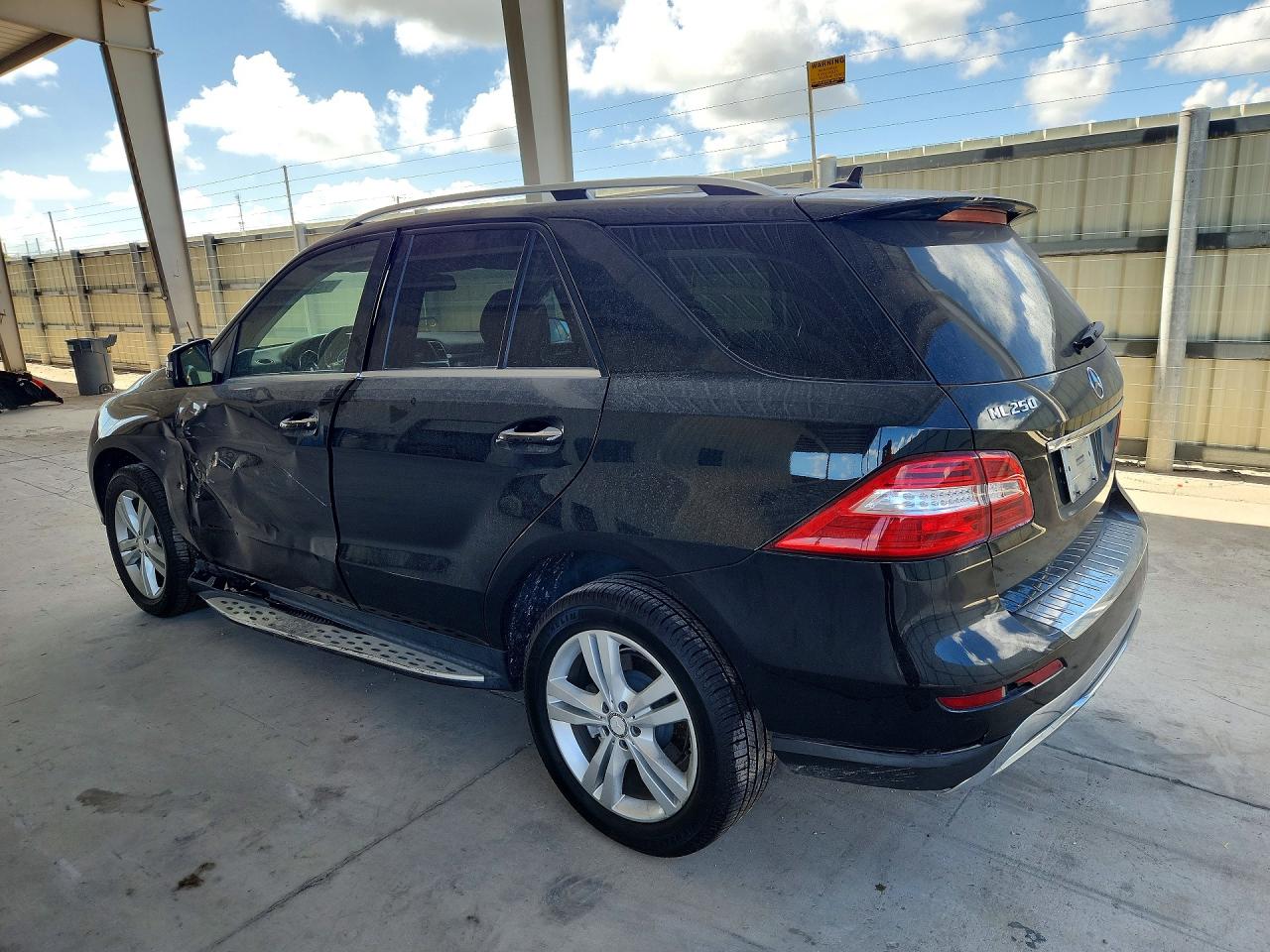 2015 Mercedes-benz Ml 250 Bluetec Черный vin: 4JGDA0EB4FA555394