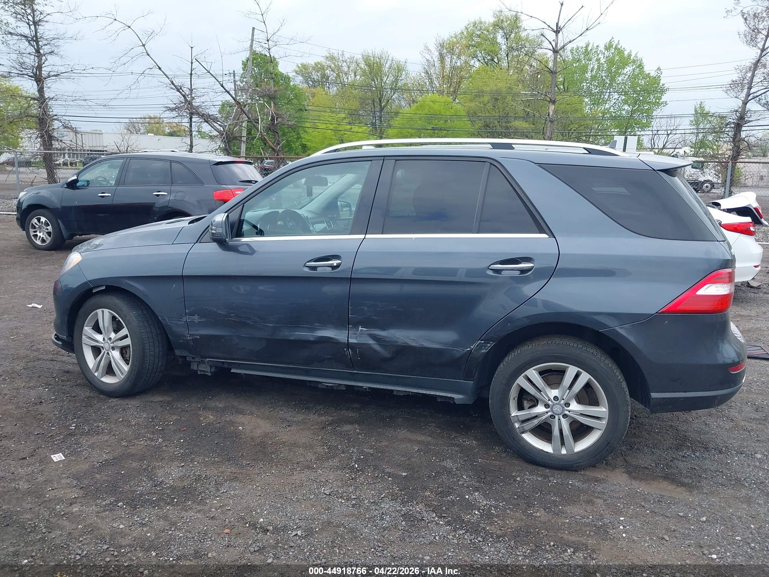 2015 Mercedes-benz Ml 350 4matic Синий vin: 4JGDA5HB0FA581452
