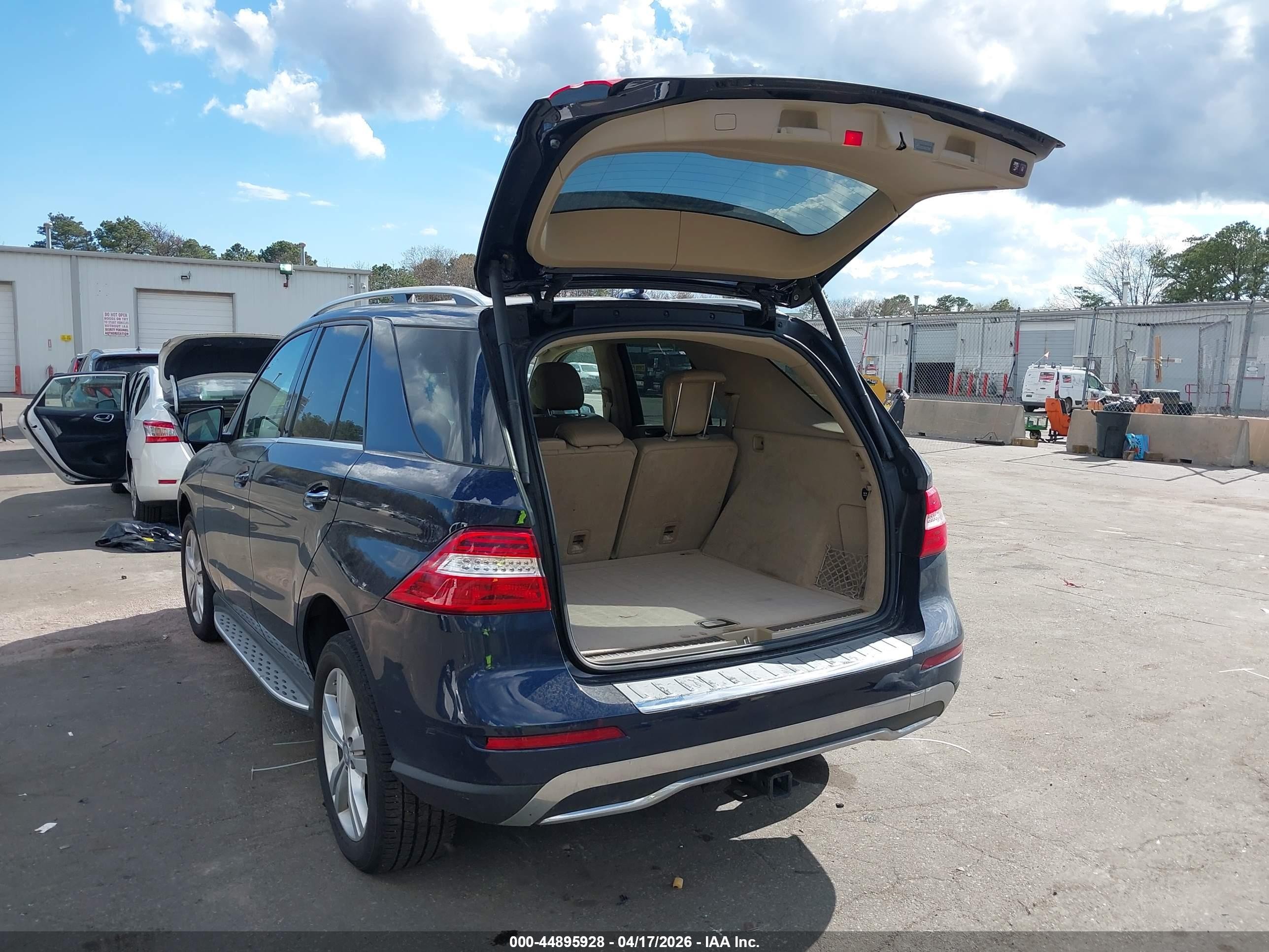 2014 Mercedes-benz Ml 350 4matic Dark Blue vin: 4JGDA5HB5EA419153