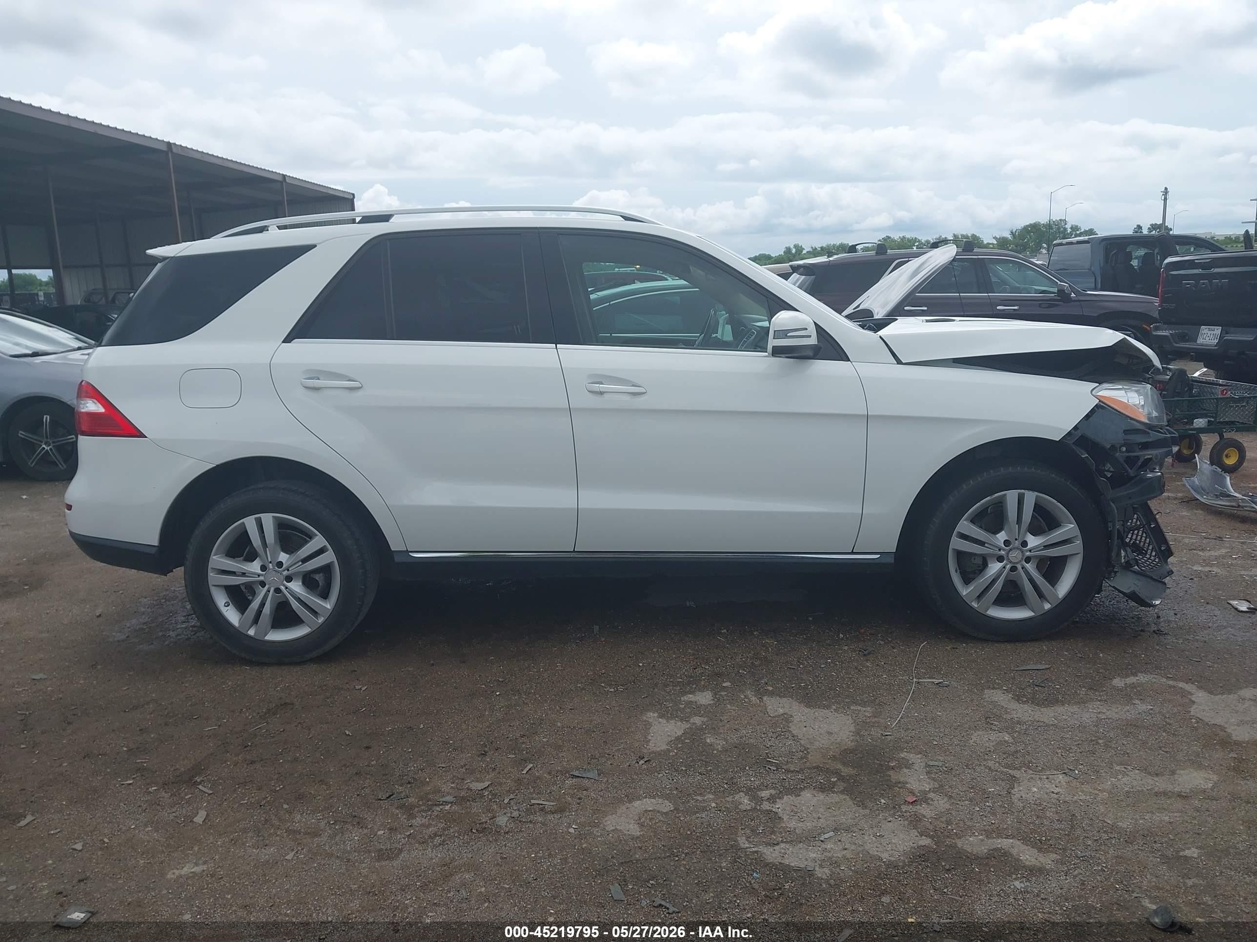2015 Mercedes-benz Ml 350   Белый vin: 4JGDA5JB9FA583467