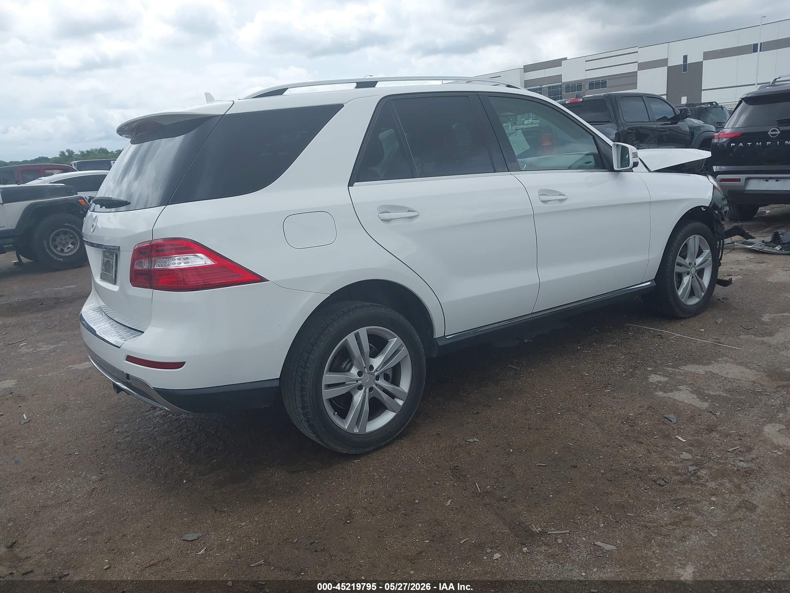 2015 Mercedes-benz Ml 350   Белый vin: 4JGDA5JB9FA583467