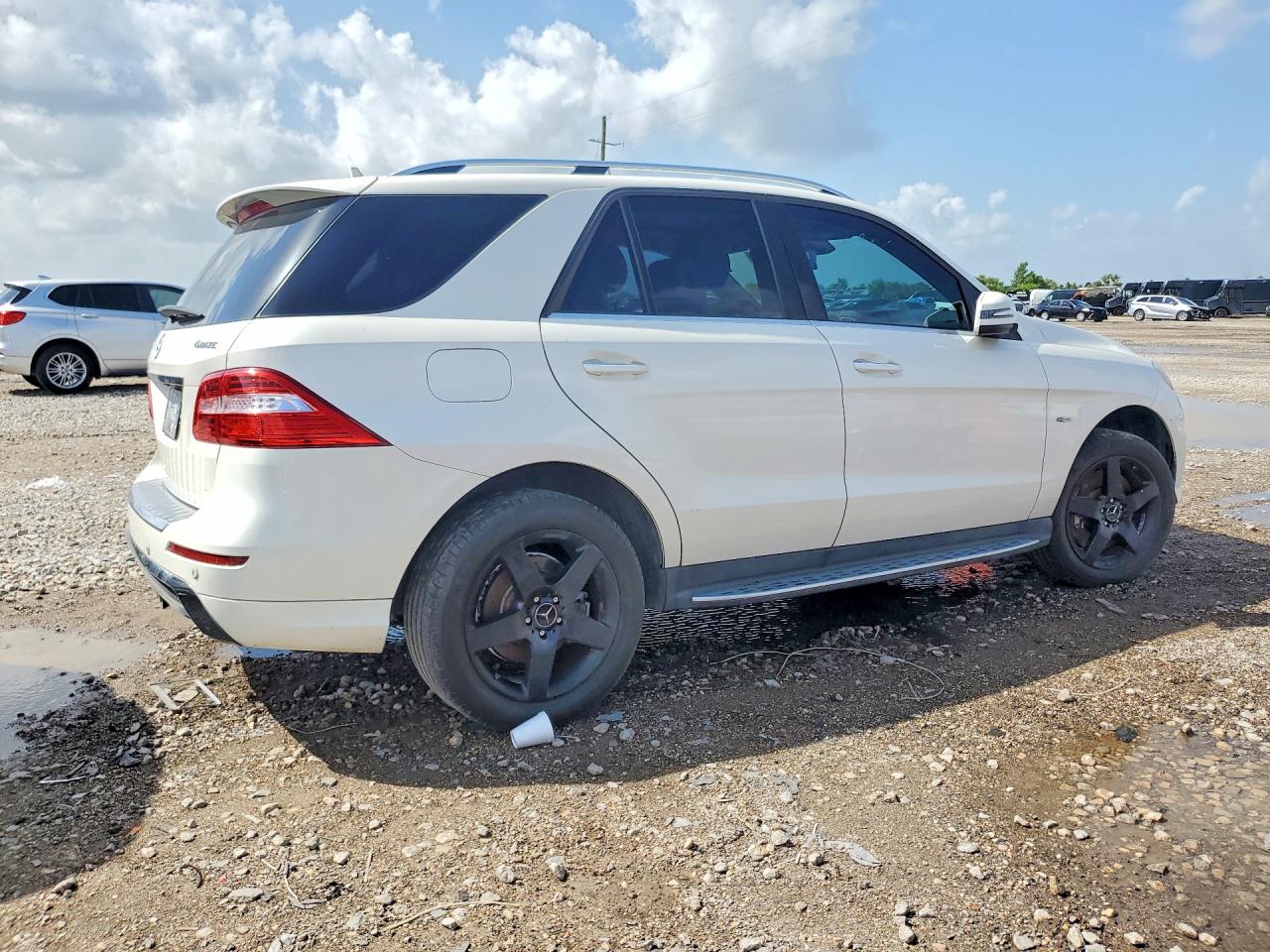 2012 Mercedes-benz Ml 550 4matic Белый vin: 4JGDA7DB0CA082163