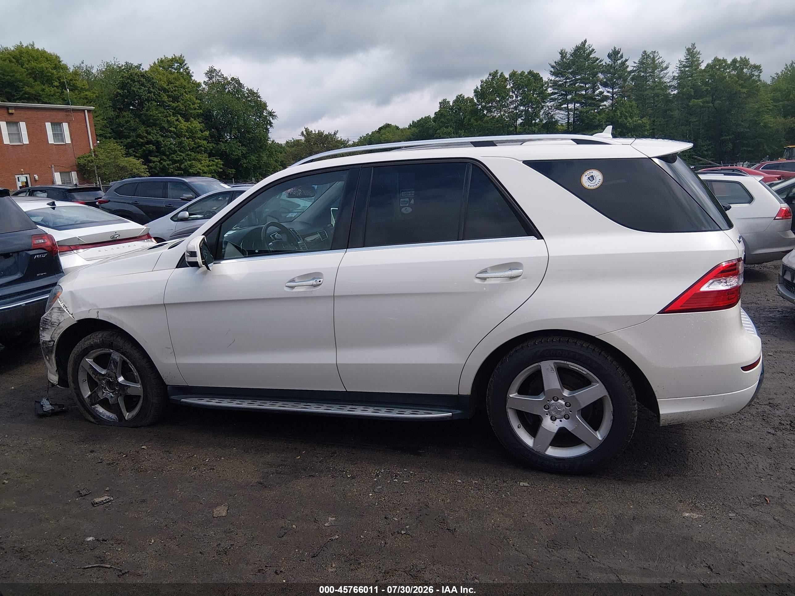 2013 Mercedes-benz Ml 550 4matic White vin: 4JGDA7DB0DA181549