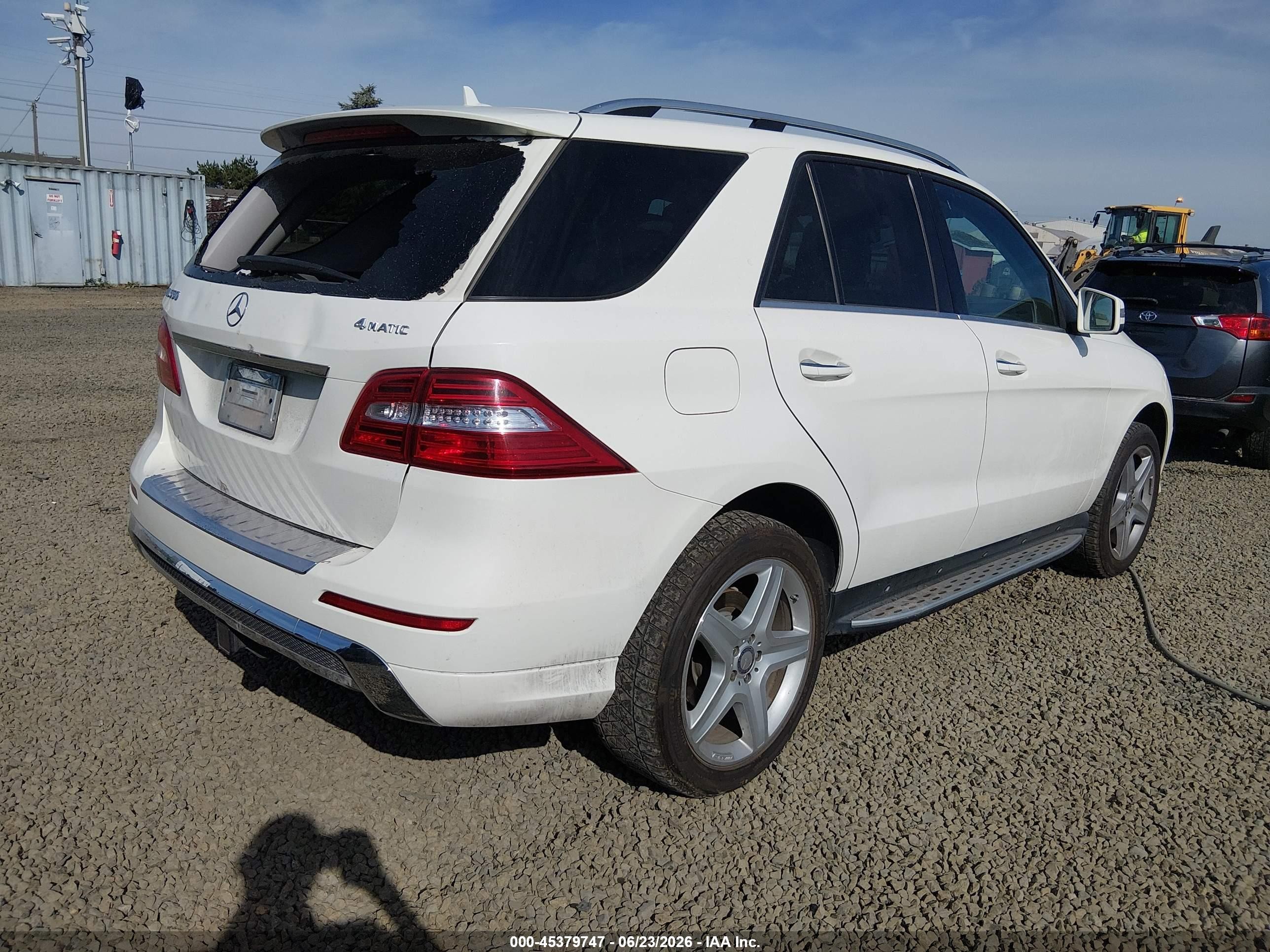 2013 Mercedes-benz Ml 550 4matic White vin: 4JGDA7DB1DA182791