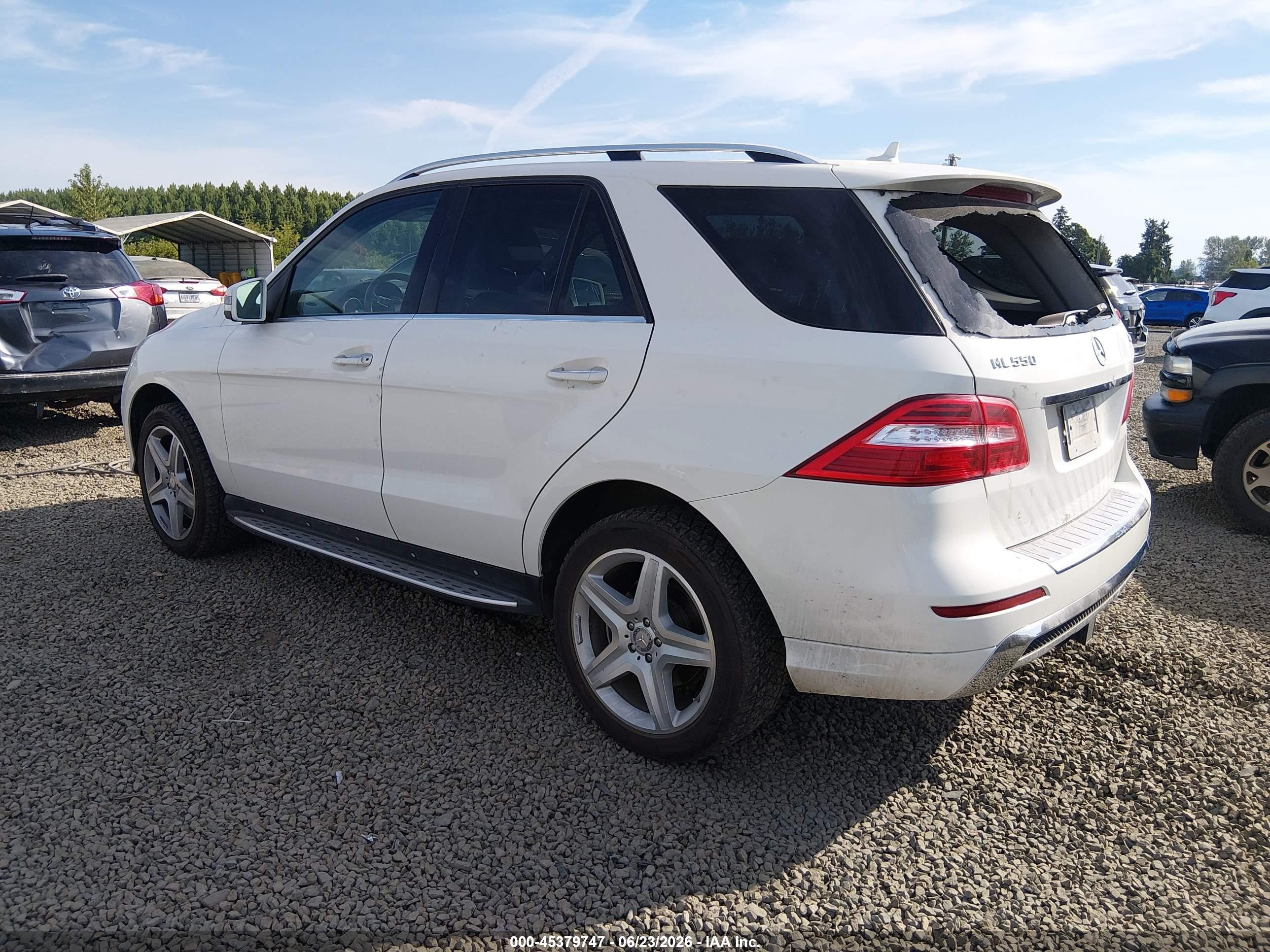 2013 Mercedes-benz Ml 550 4matic White vin: 4JGDA7DB1DA182791