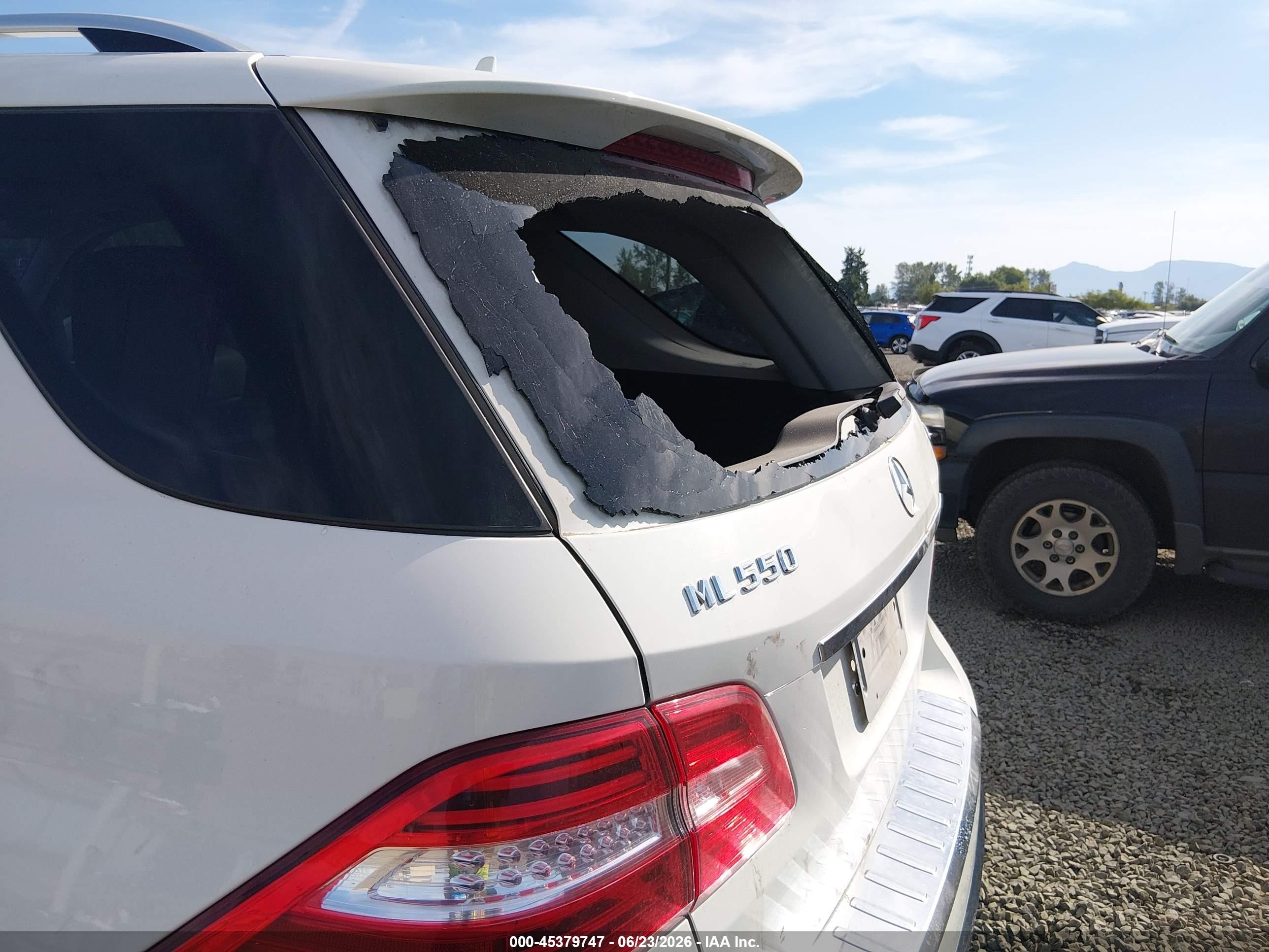 2013 Mercedes-benz Ml 550 4matic White vin: 4JGDA7DB1DA182791