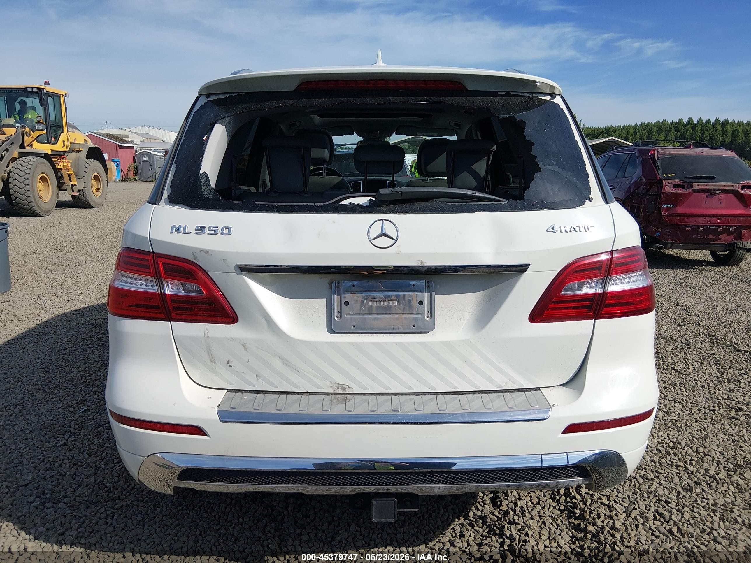 2013 Mercedes-benz Ml 550 4matic White vin: 4JGDA7DB1DA182791