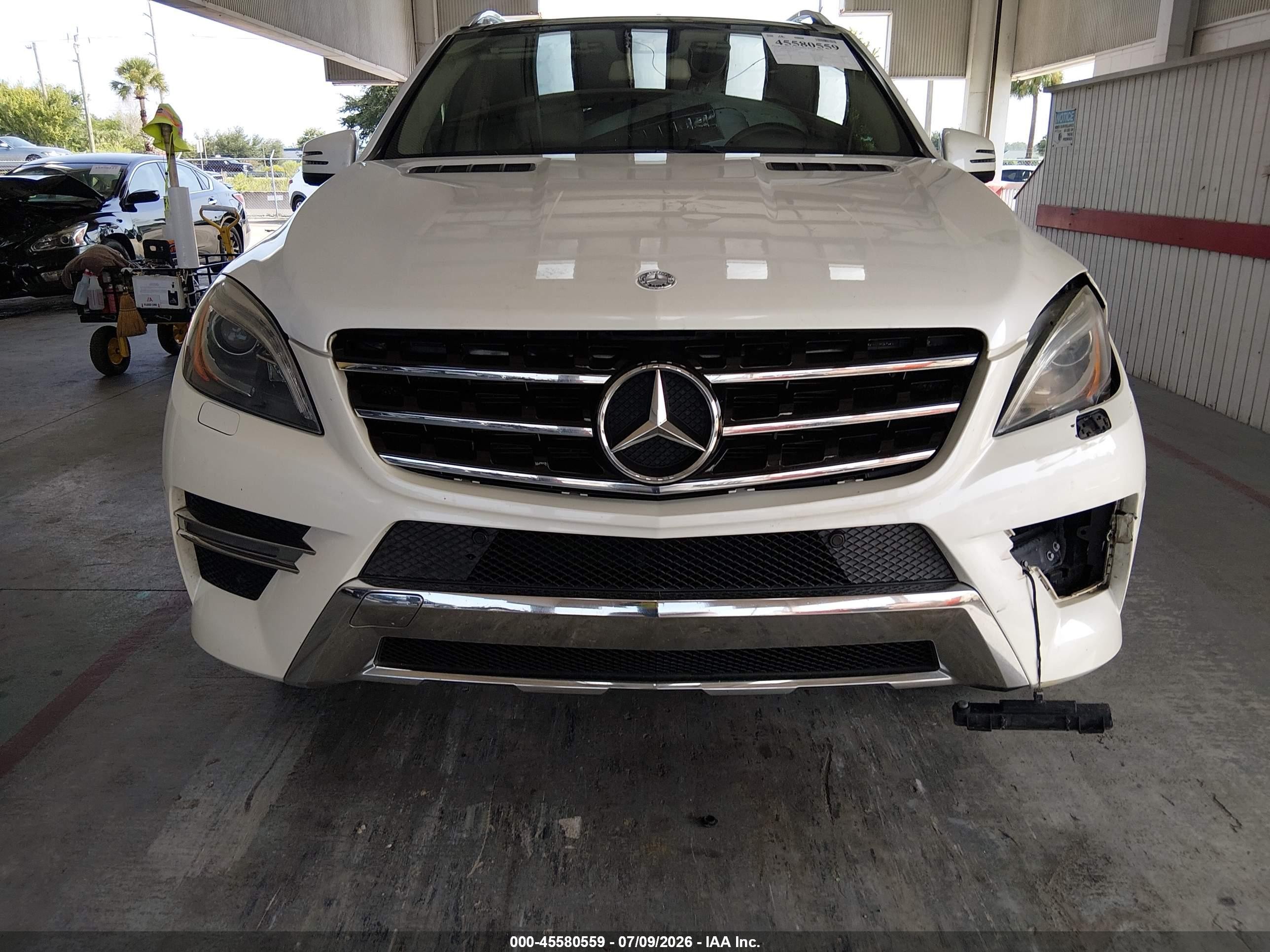 2013 Mercedes-benz Ml 550 4matic Белый vin: 4JGDA7DB6DA186433