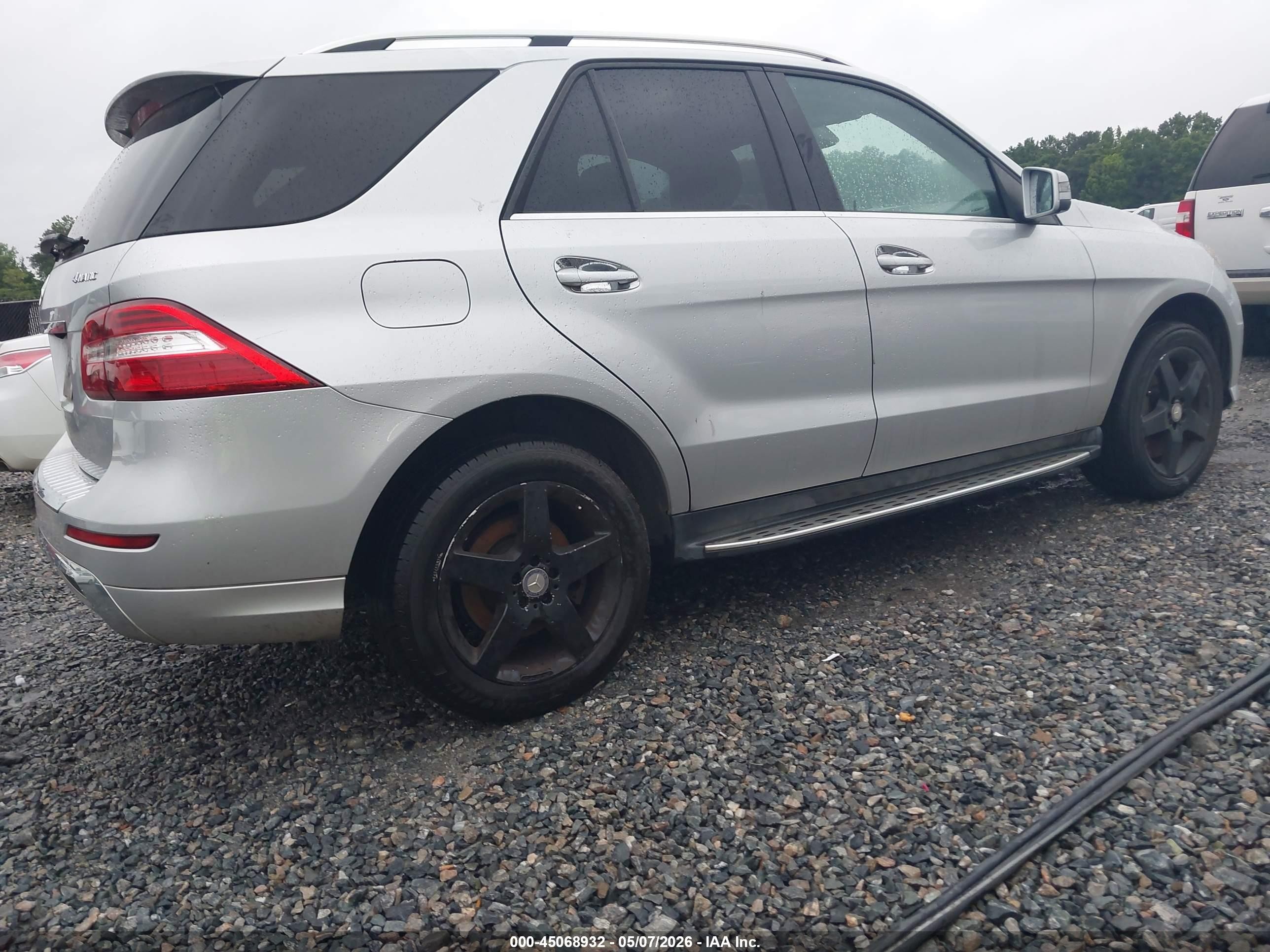 2013 Mercedes-benz Ml 550 4matic Серый vin: 4JGDA7DB7DA097857