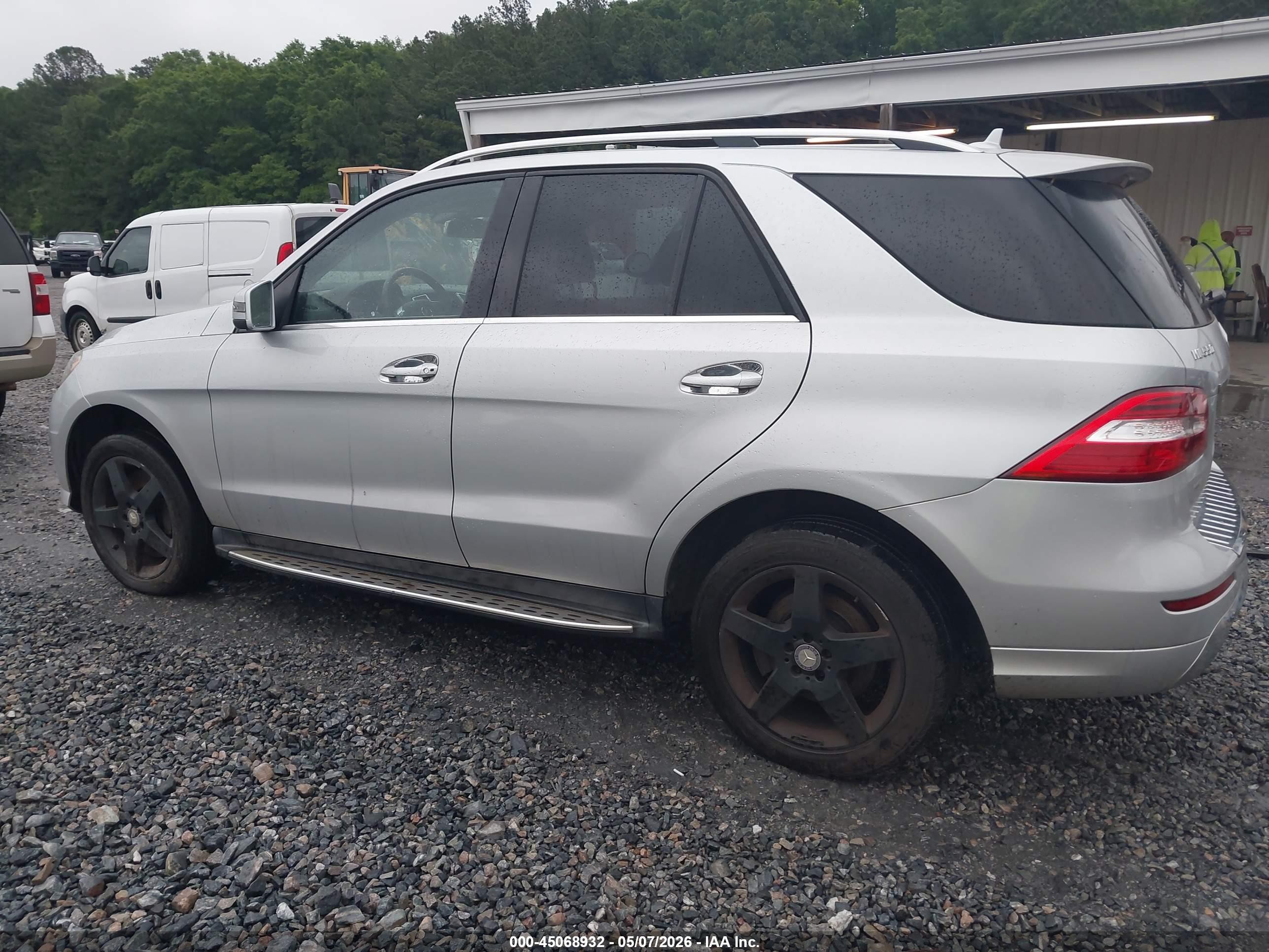 2013 Mercedes-benz Ml 550 4matic Серый vin: 4JGDA7DB7DA097857