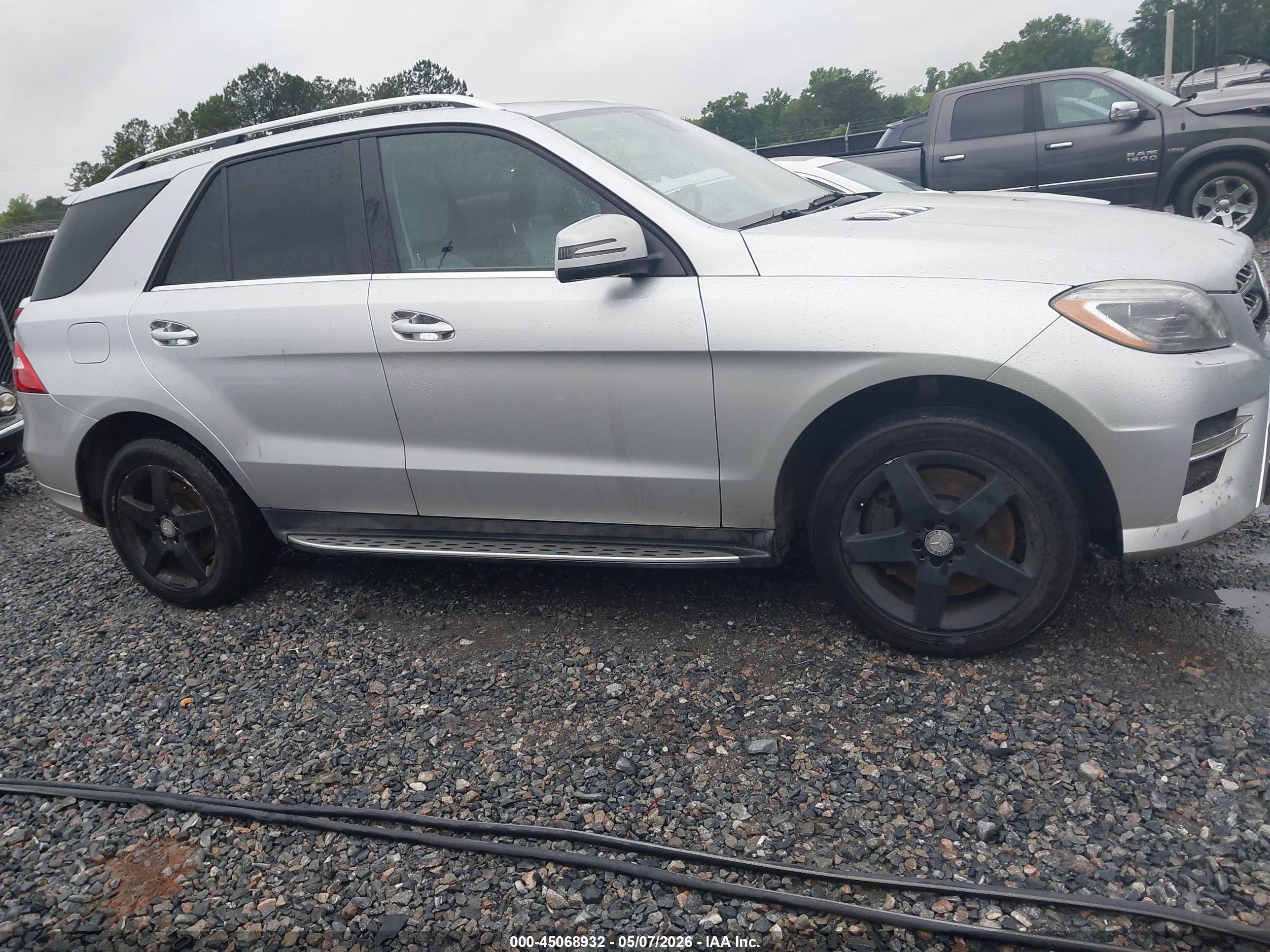 2013 Mercedes-benz Ml 550 4matic Серый vin: 4JGDA7DB7DA097857