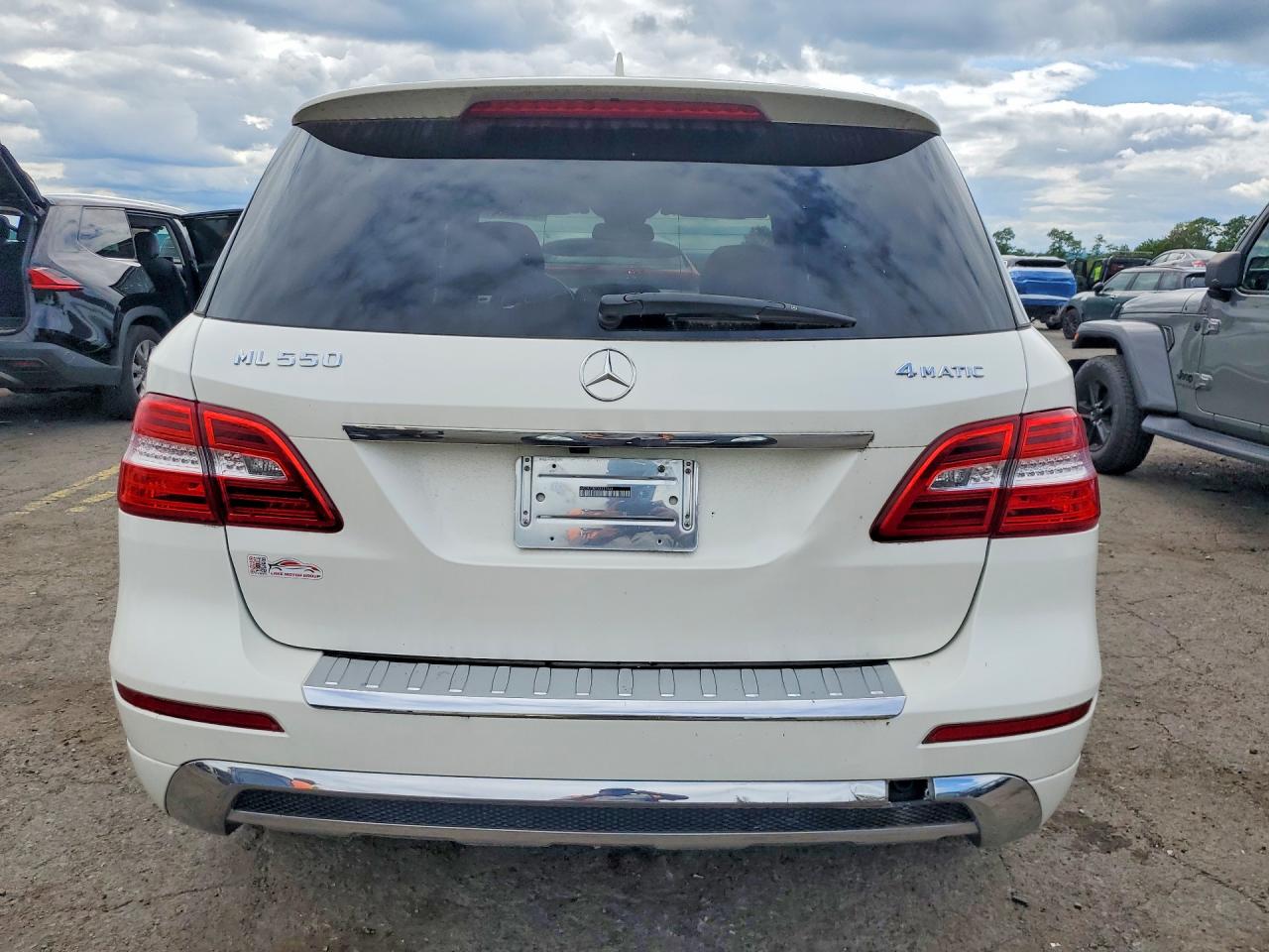 2014 Mercedes-benz Ml 550 4matic White vin: 4JGDA7DB7EA332064