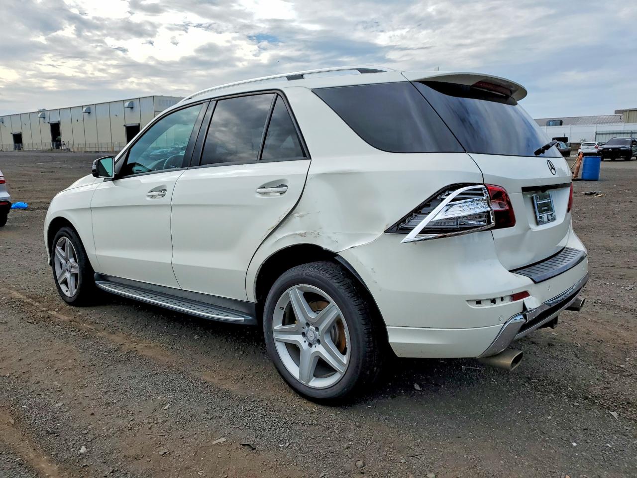 2013 Mercedes-benz Ml 550 4matic White vin: 4JGDA7DB9DA151921