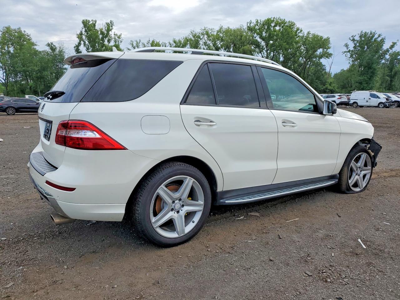 2013 Mercedes-benz Ml 550 4matic White vin: 4JGDA7DB9DA151921