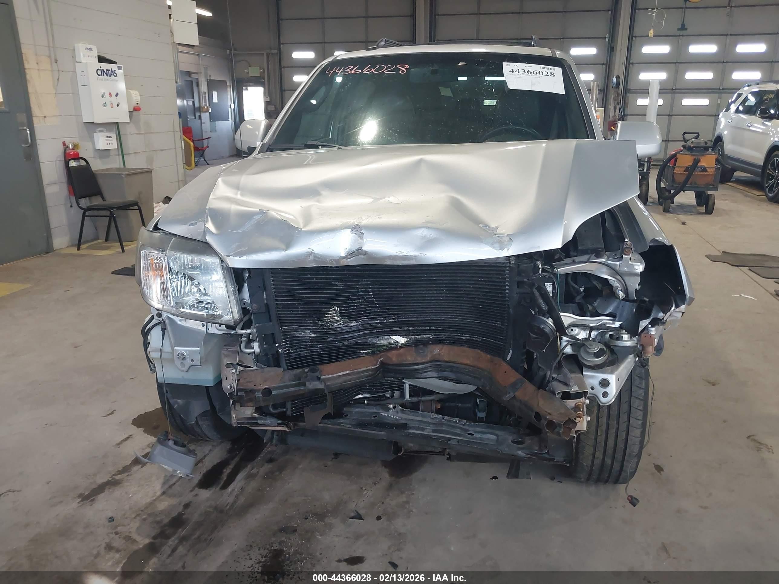 2011 Mercury Mariner Premier Серебряный vin: 4M2CN9HG4BKJ04562