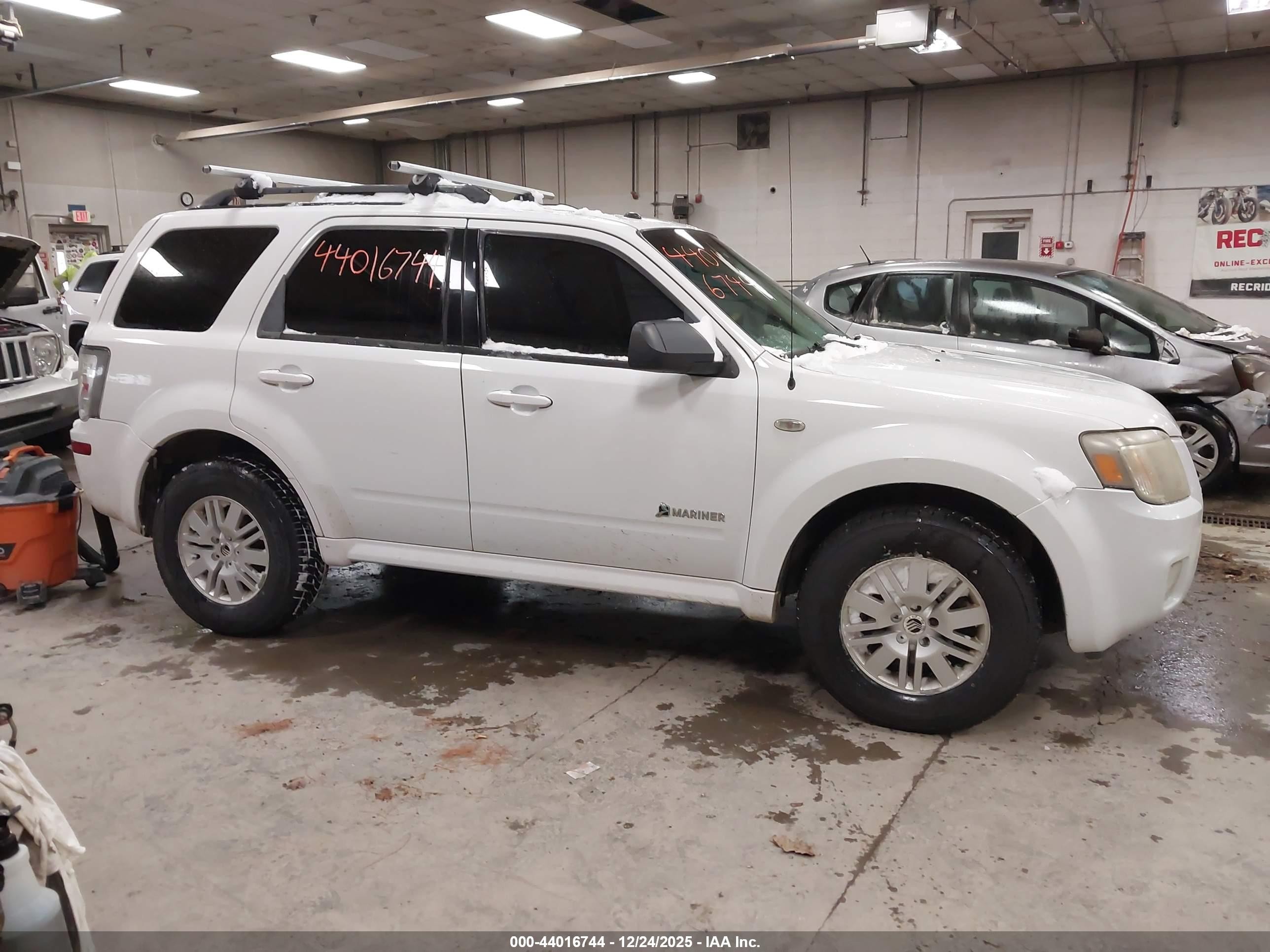 2008 Mercury Mariner Hybrid   White vin: 4M2CU39H98KJ20739